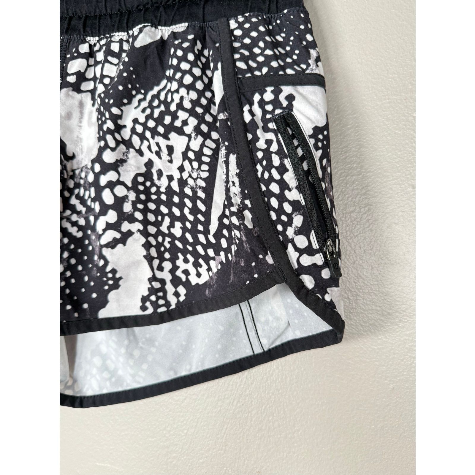 Lululemon Lululemon Speed Short lined sized 4 Pristine! Size 27" / US 4 / IT 40 - 7 Thumbnail
