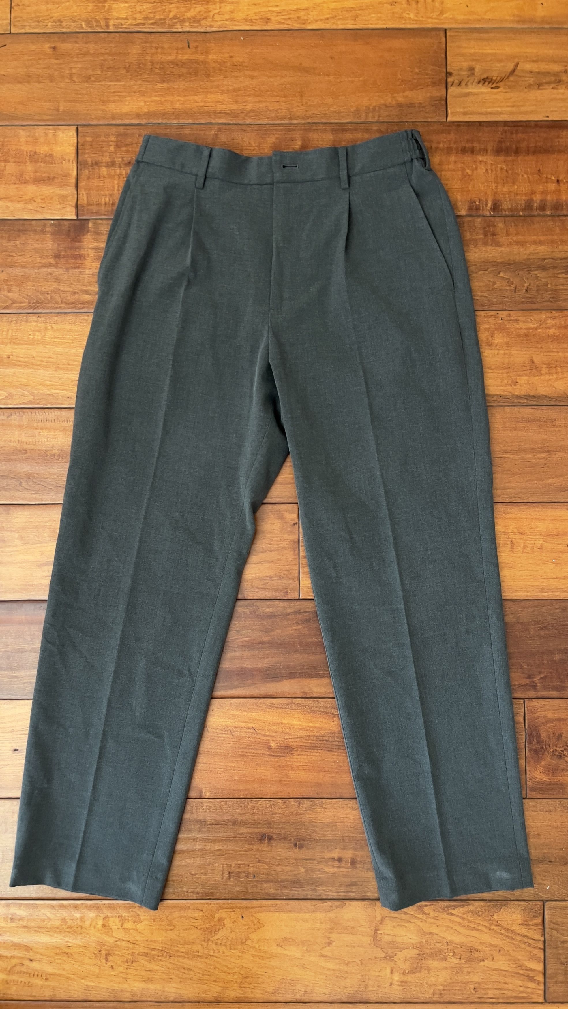 Uniqlo UNIQLO PLEATED PANTS Size US 32 / EU 48 - 1 Thumbnail