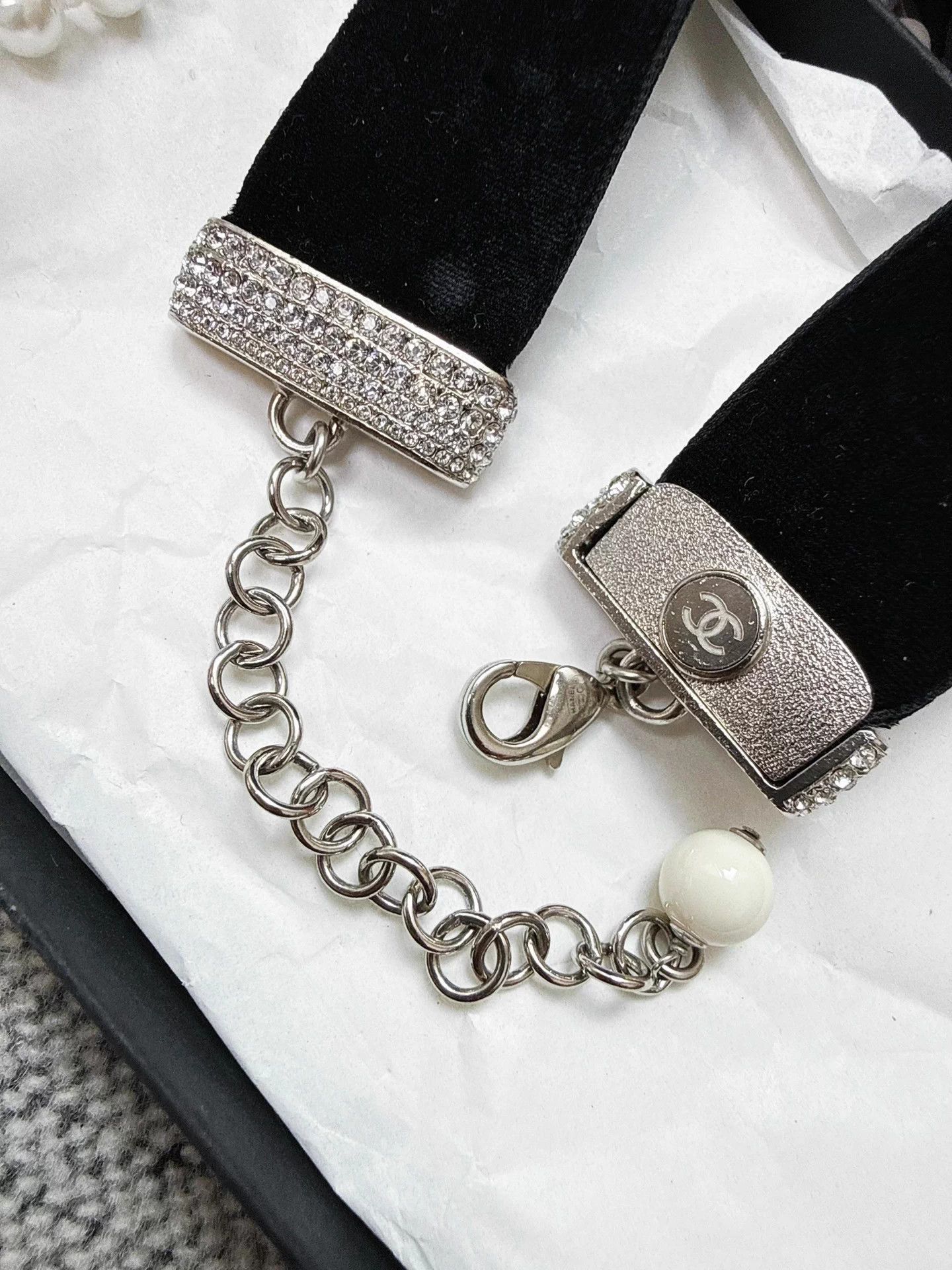 Chanel Chanel 22C Vlt B&W Crystal Sunflower Enamel Necklace 99 New Size ONE SIZE - 3 Thumbnail