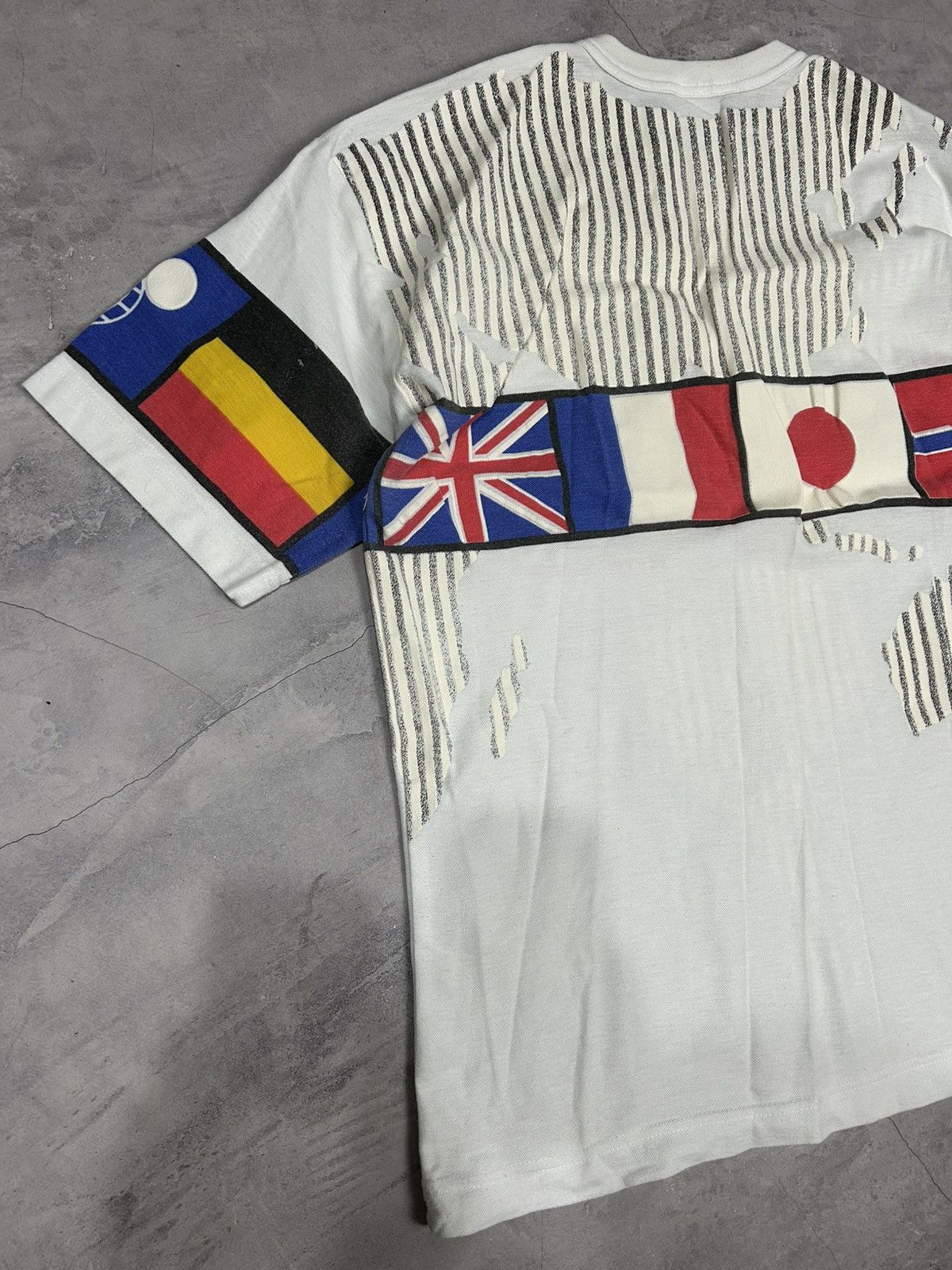 Disney Vintage 1982 Walt Disney World Epcot Center Flag T-shirt Size US XL / EU 56 / 4 - 10 Thumbnail