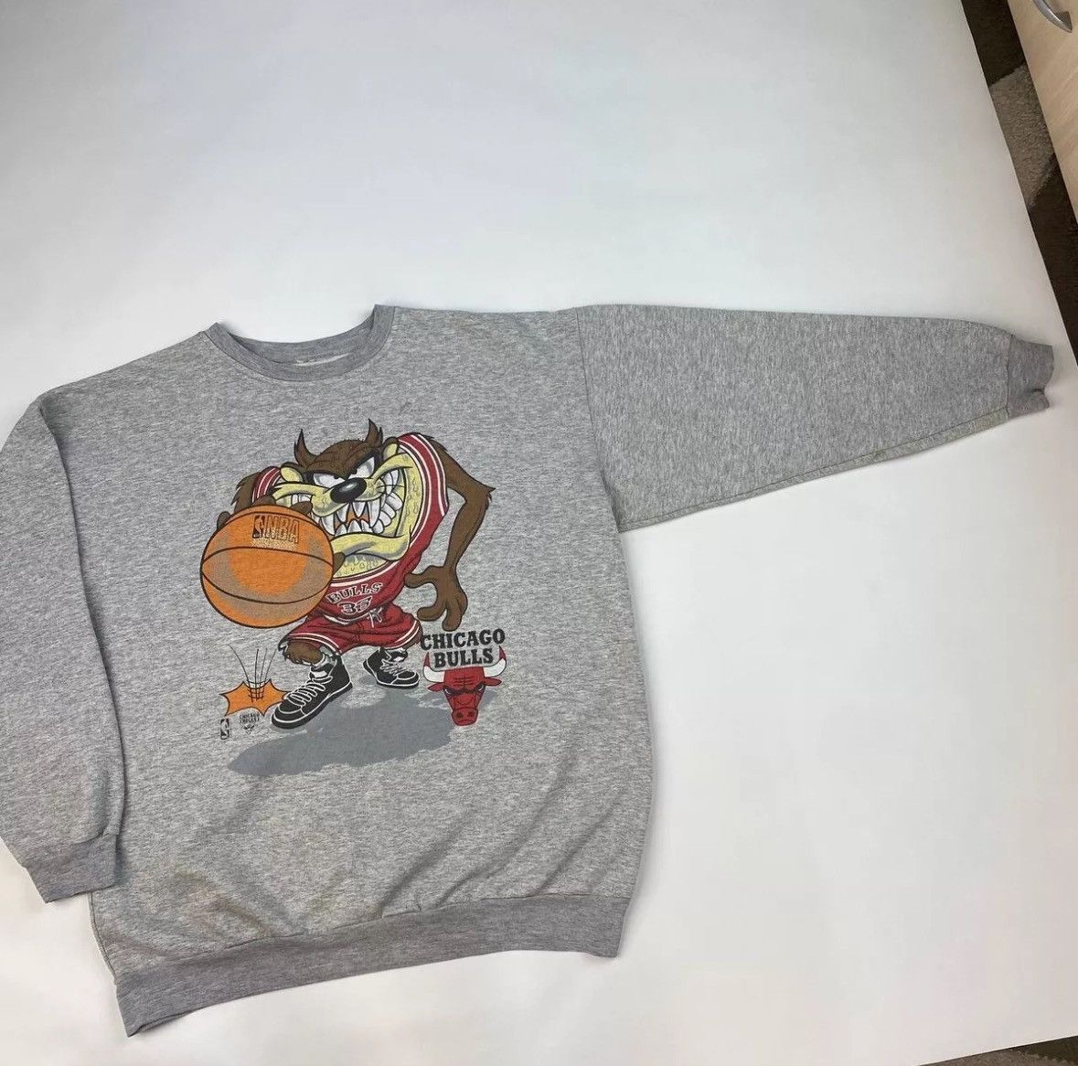 NBA × Warner Bros Vintage Sweatshirt Chicago Bulls Looney Tunes Gray Taz Size US L / EU 52-54 / 3 - 7 Thumbnail
