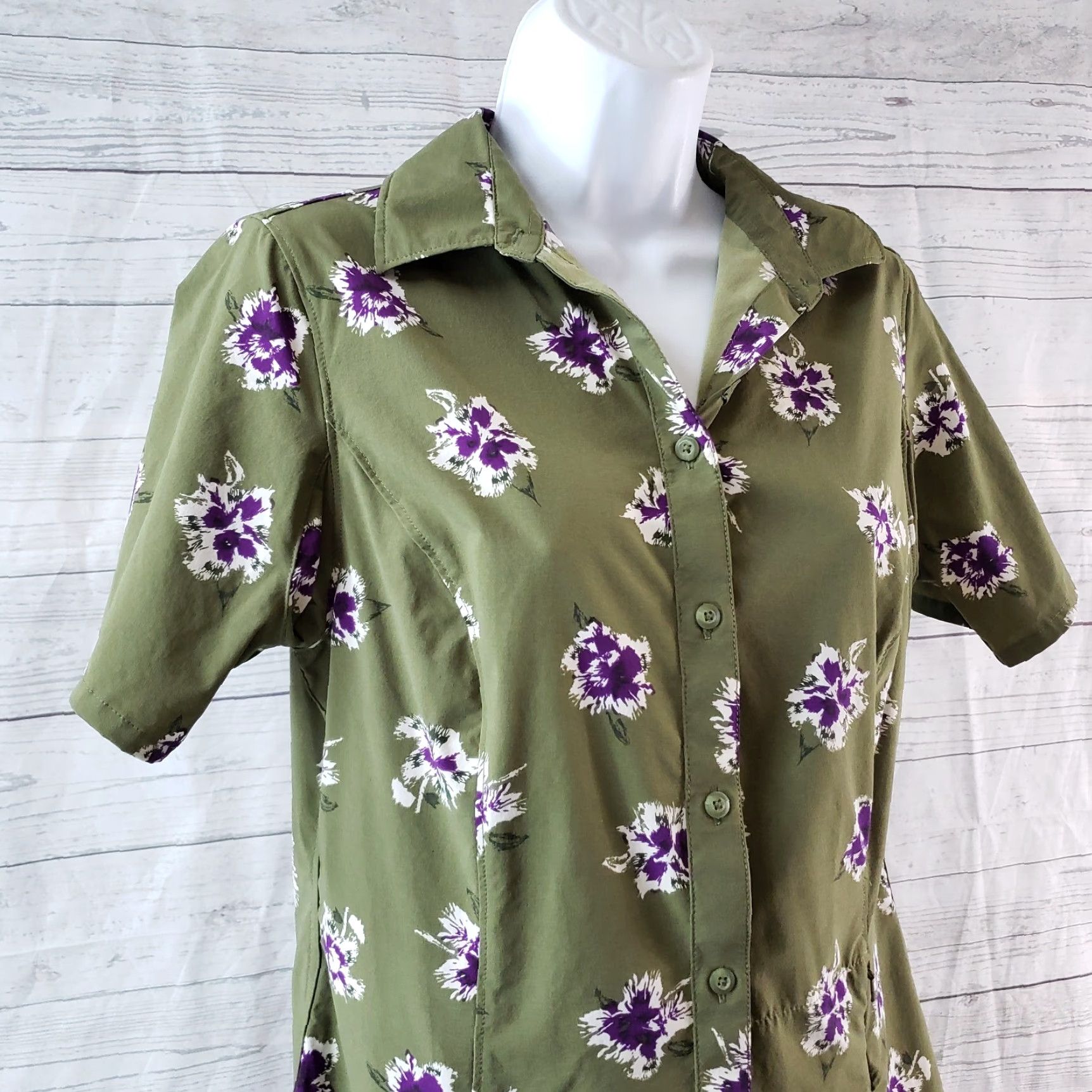 Vintage Duluth Womens Button Front Shirt XS Green Purple Floral Short Sleeve Vented Casual Button-Up Womens XS Green Floral Shirt Size XS / US 0-2 / IT 36-38 - 2 Thumbnail