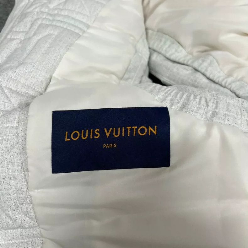 Louis Vuitton Louis Vuitton Embossed logo white down embossed vest 2505-N Size US S / EU 44-46 / 1 - 4 Thumbnail