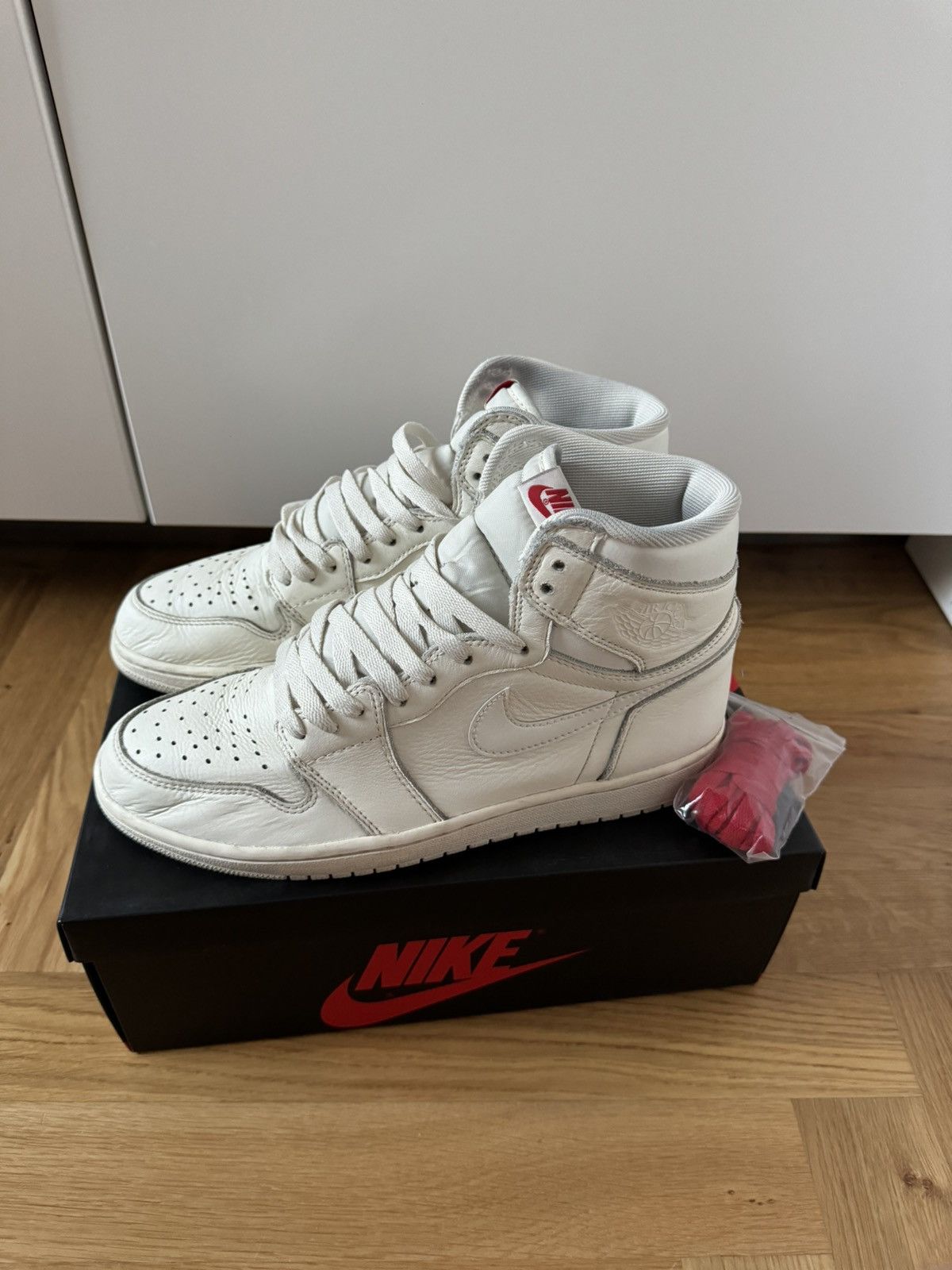 Jordan Brand × Nike Nike Air Jordan 1 High OG Sail / University Red Size US 9 / EU 42 - 4 Thumbnail