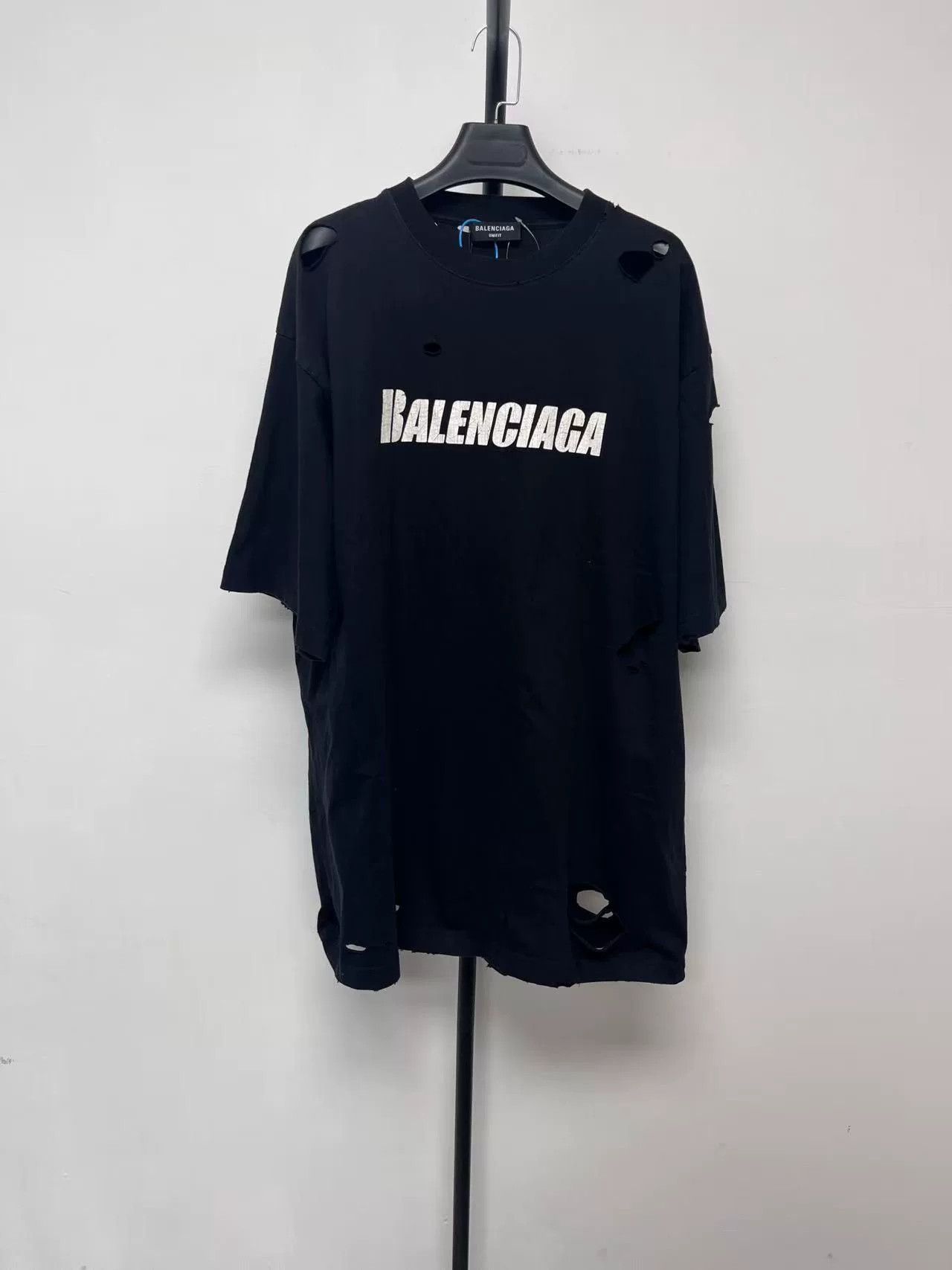 Balenciaga Balenciaga Men's Distressed Letter Print T-shirt Size US S / EU 44-46 / 1 - 1 Thumbnail