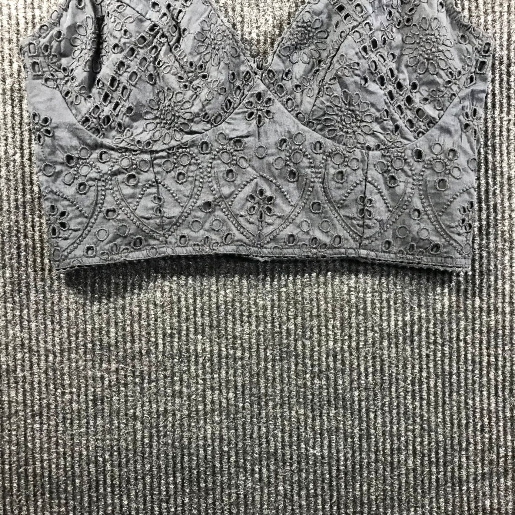 Abercrombie & Fitch Abercrombie & Fitch Black Eyelet Floral Embroidered Smocked Crop Top Womens M Size M / US 6-8 / IT 42-44 - 3 Thumbnail