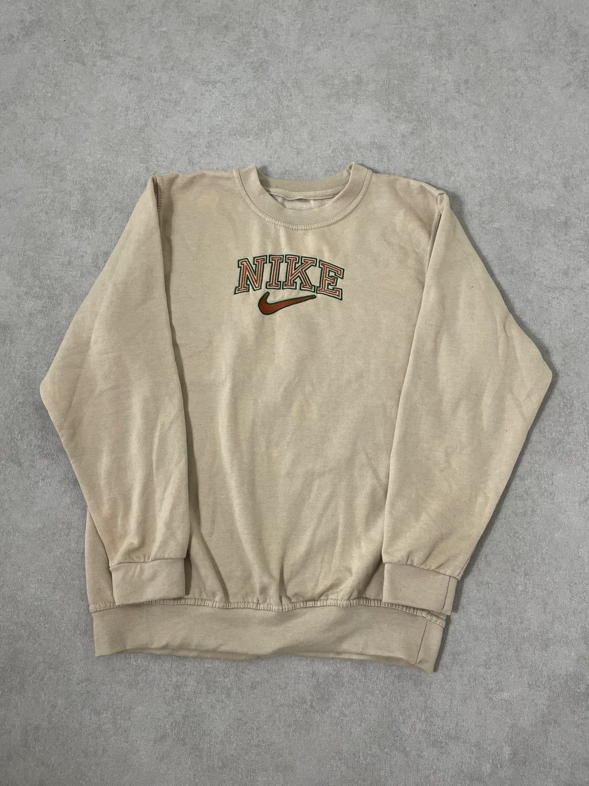 cream nike sweatshirt vintage