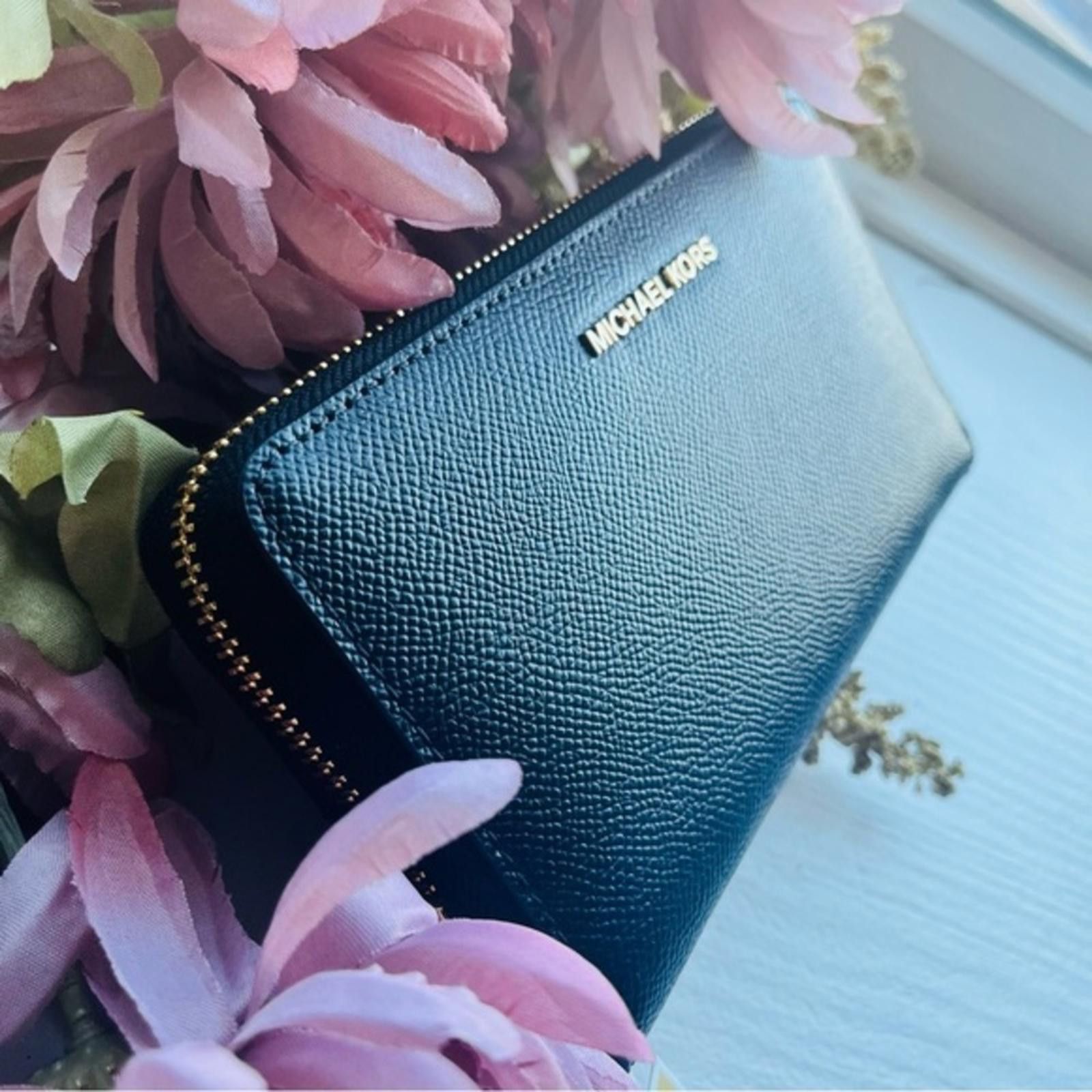 Michael Kors Michael Kors Zip Phone Wallet NWT Size ONE SIZE - 3 Thumbnail