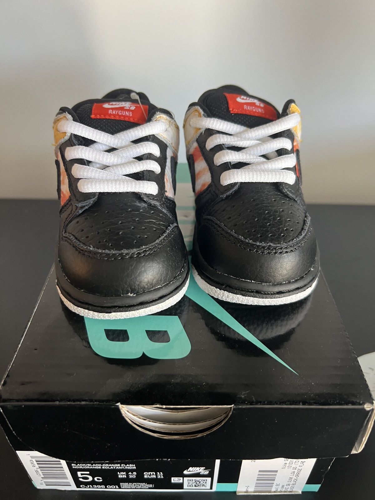 Nike NIKE SB DUNK LOW “RAYGUN” (TD) Size US 5 / EU 37 - 2 Thumbnail