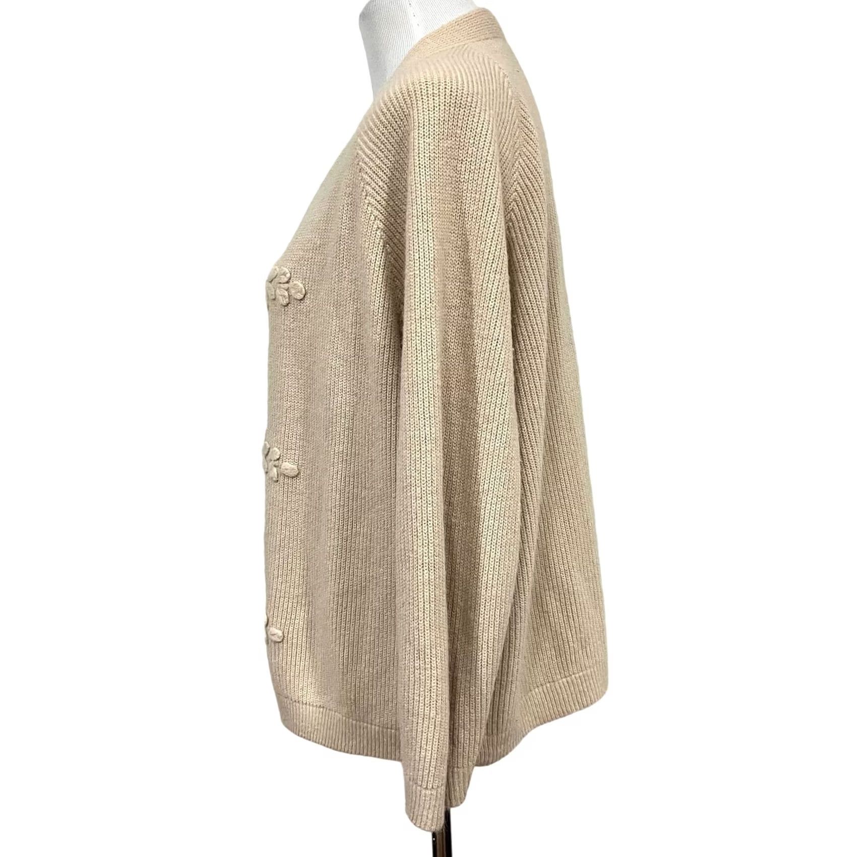 Vintage VINTAGE Rosalee Cardigan Sweater Women Beige Flowers 24" Chest 22" Length 13.5" Sleeve M Adults Womens Size M / US 6-8 / IT 42-44 - 4 Thumbnail