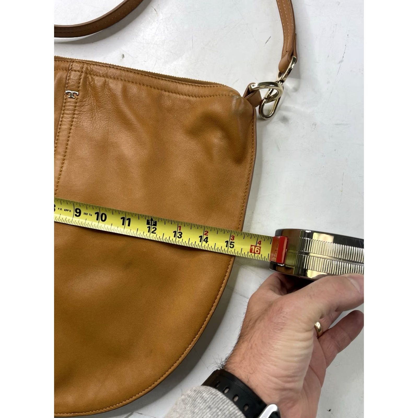 Tory Burch VINTAGE Tory Burch Leather Hobo Shoulder Bag Handbag Leather Gold Hardware Tan Brown Solid Zip Sides Classic Women Medium- Large Shoulder Strap 90s? Size ONE SIZE - 7 Thumbnail