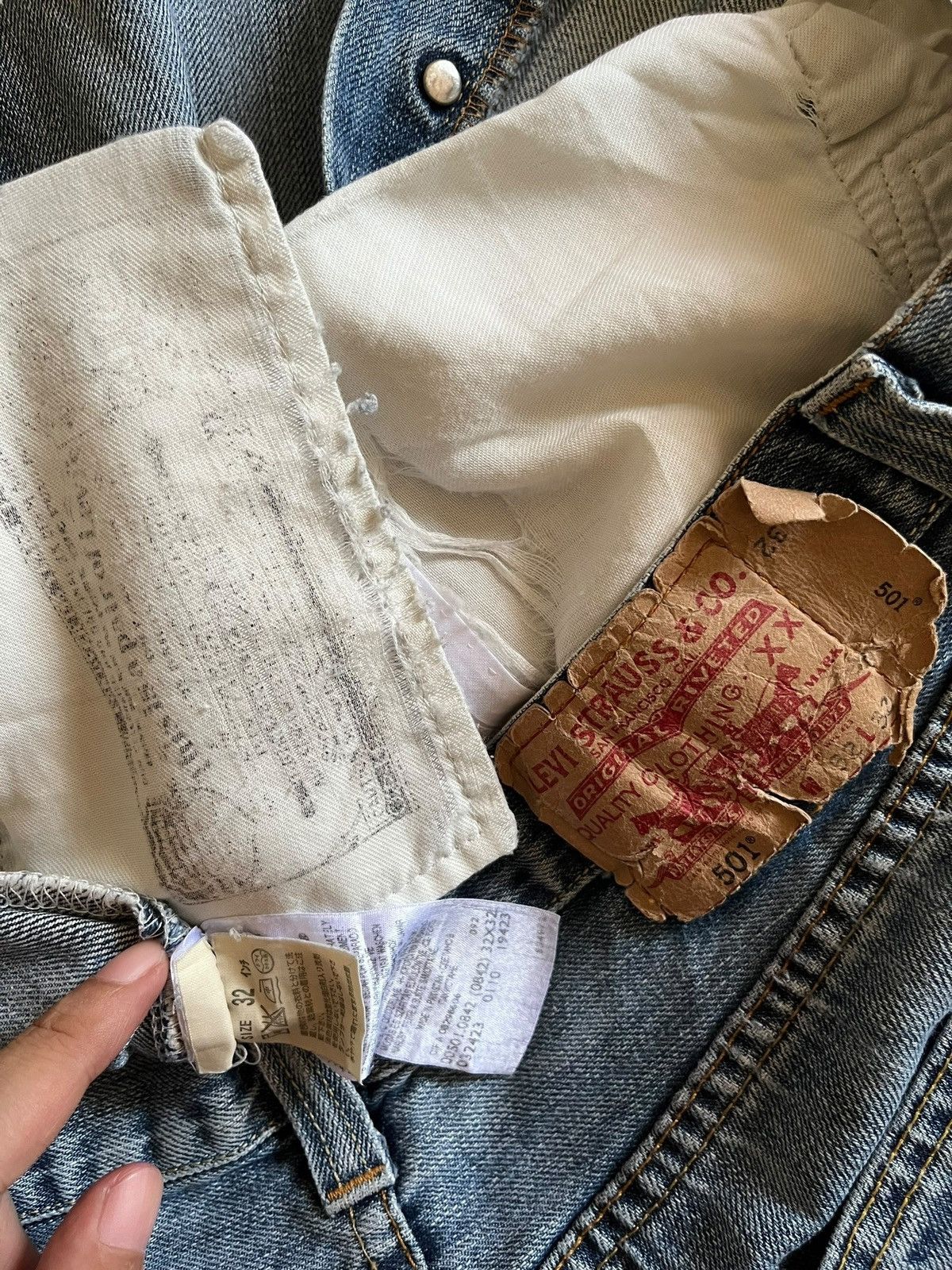Levi's × Levi's Vintage Clothing Vintage 90s Levis 501 Blue Wash Distressed Baggy Jeans Size US 32 / EU 48 - 9 Thumbnail