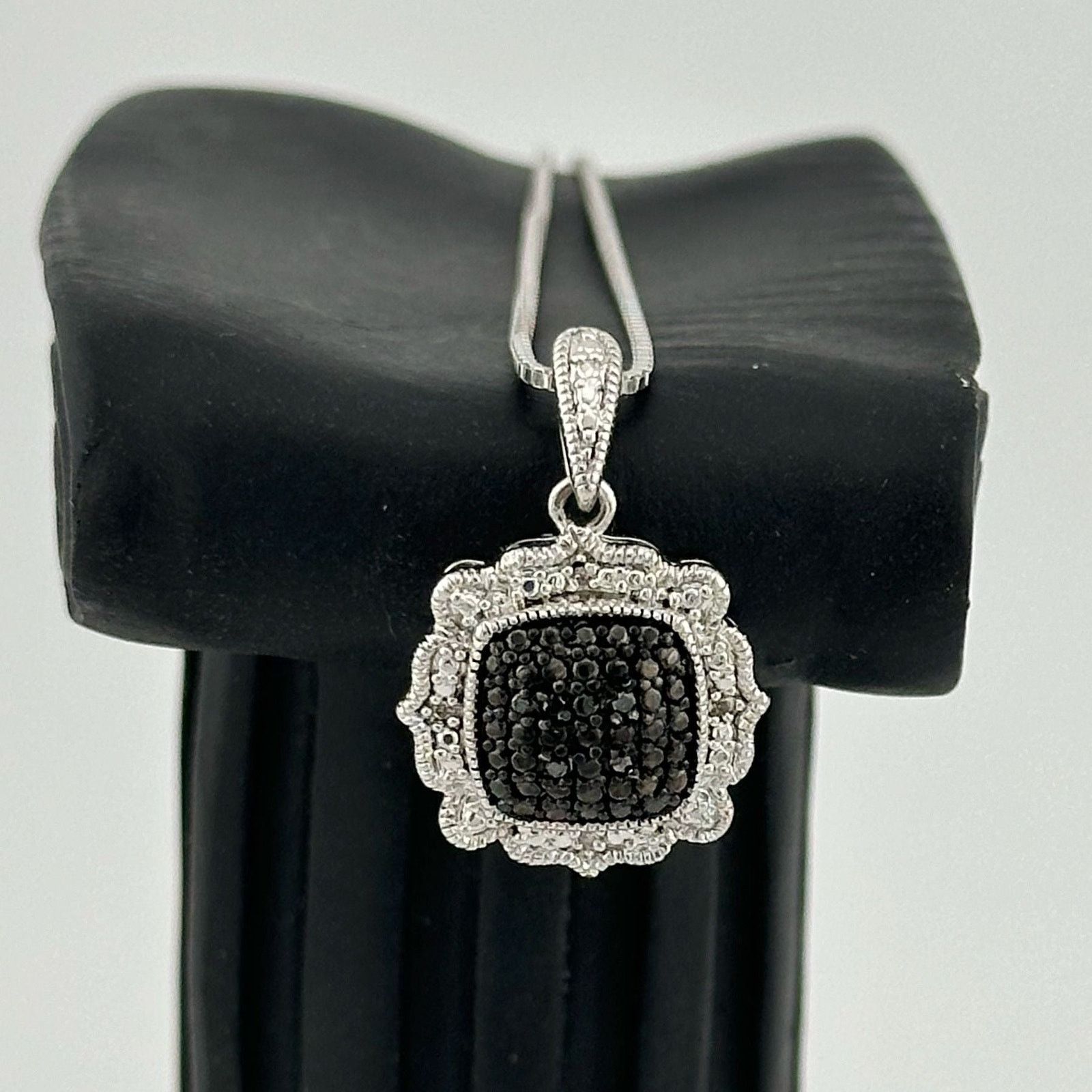 Other Beautiful Black & White Diamond Cluster Pendant Size ONE SIZE - 5 Thumbnail