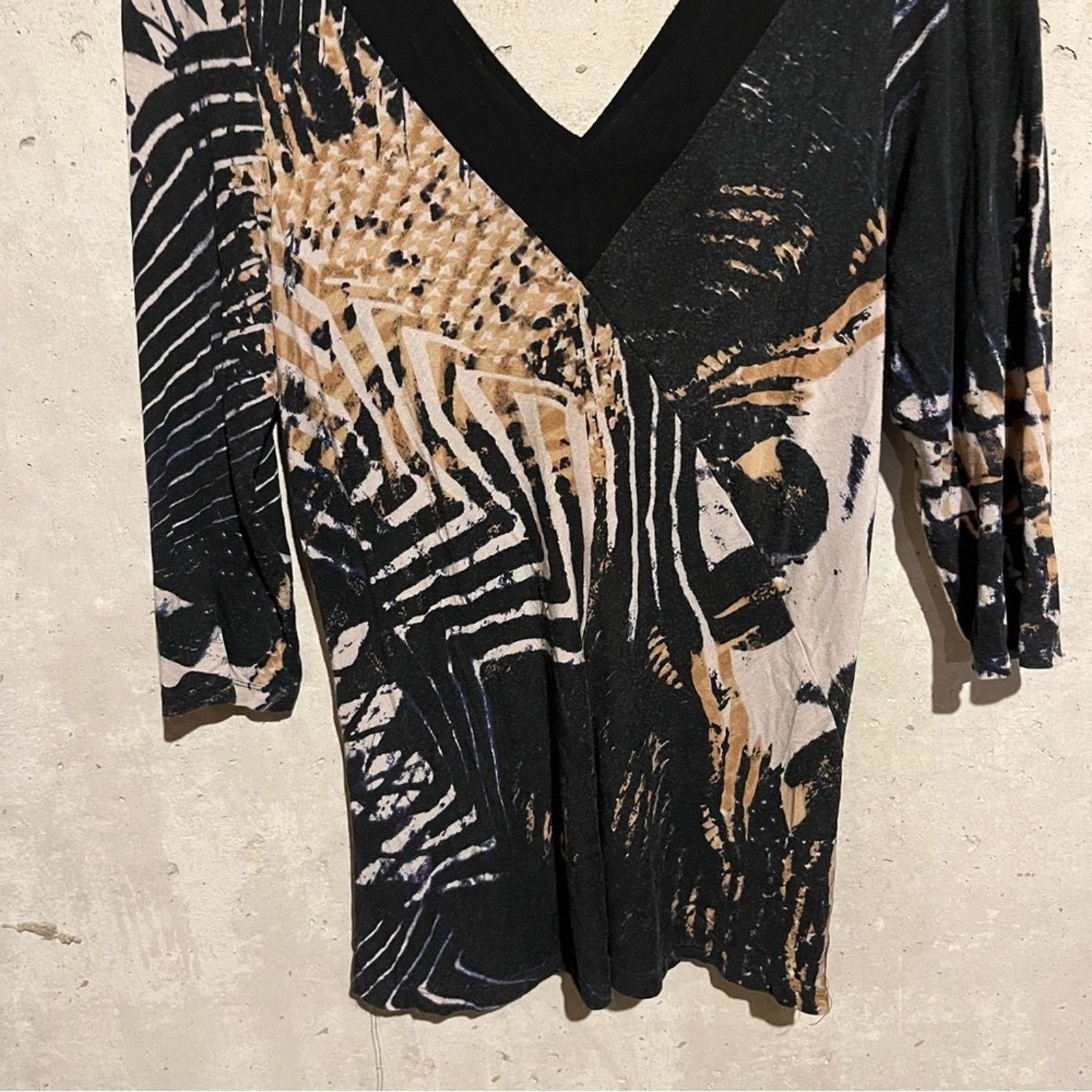 Other Yansi Fugel Blouse Sz M Abstract Animal Stretch Knit V-Neck Size M / US 6-8 / IT 42-44 - 3 Thumbnail