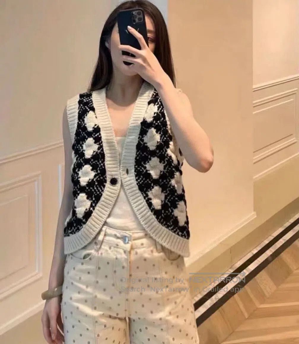 Chanel Chanel 21A Black White Knit Vest. Size XXS / US 00 / IT 34 - 1 Thumbnail
