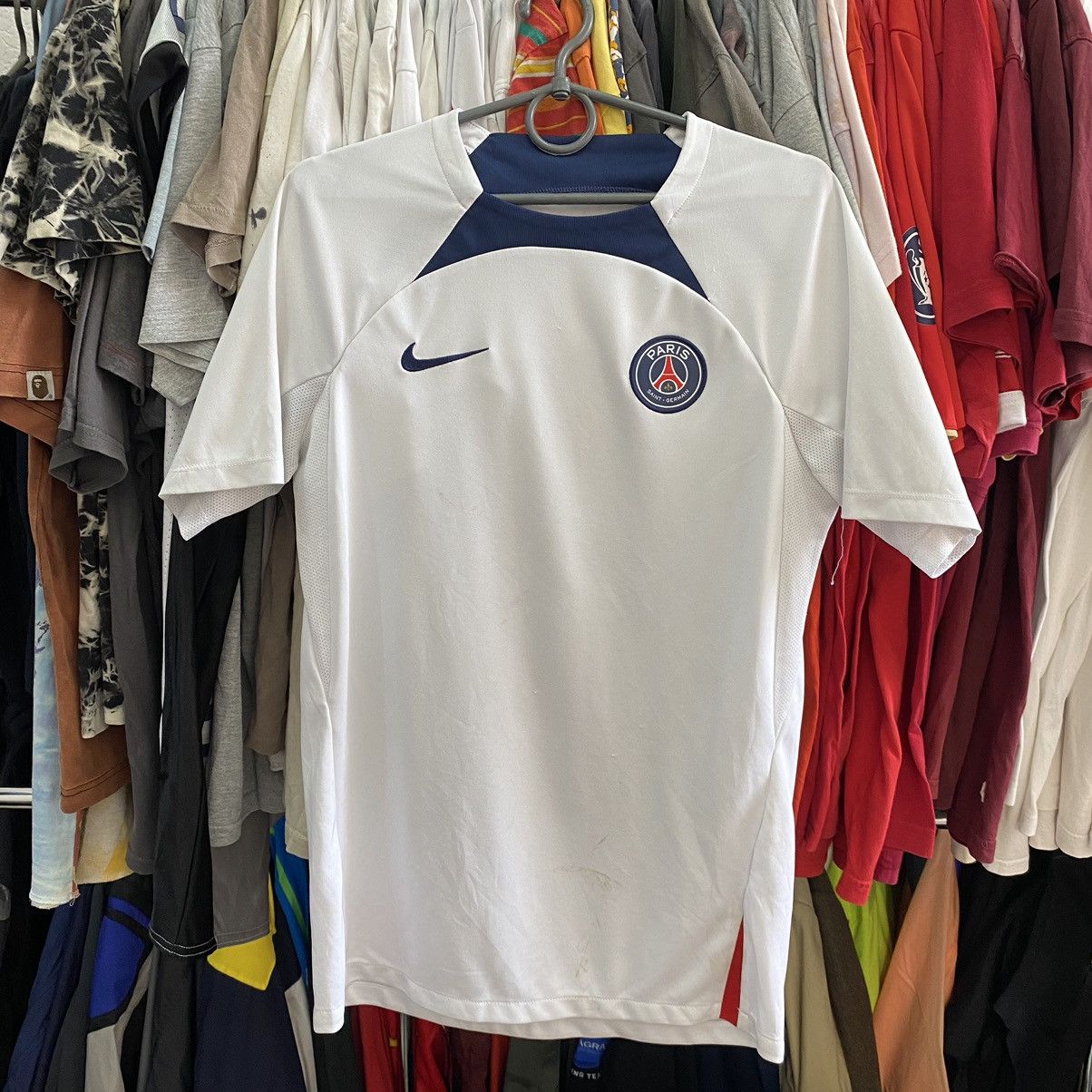 Vintage Vintage Nike Paris Saint-Germain Men’s Soccer Jersey Size US S / EU 44-46 / 1 - 1 Thumbnail