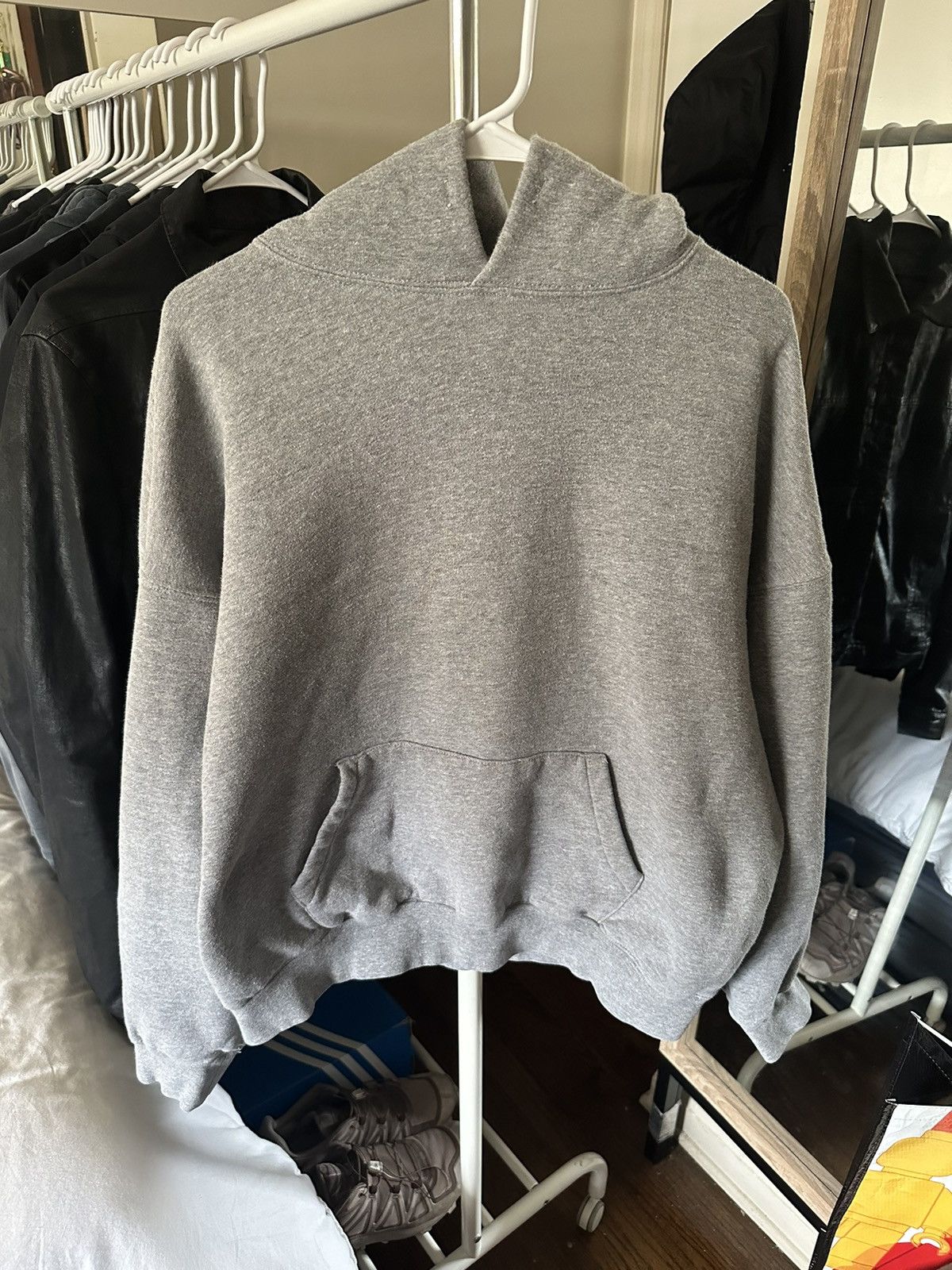 パーカー・フーディ FW18 FOG FEAR OF GOD ESSENTIALS GRAPHIC PULLOVER HOODIE GREY Essentials × FOG × Fear of God (FW18) Fear of God Essentials