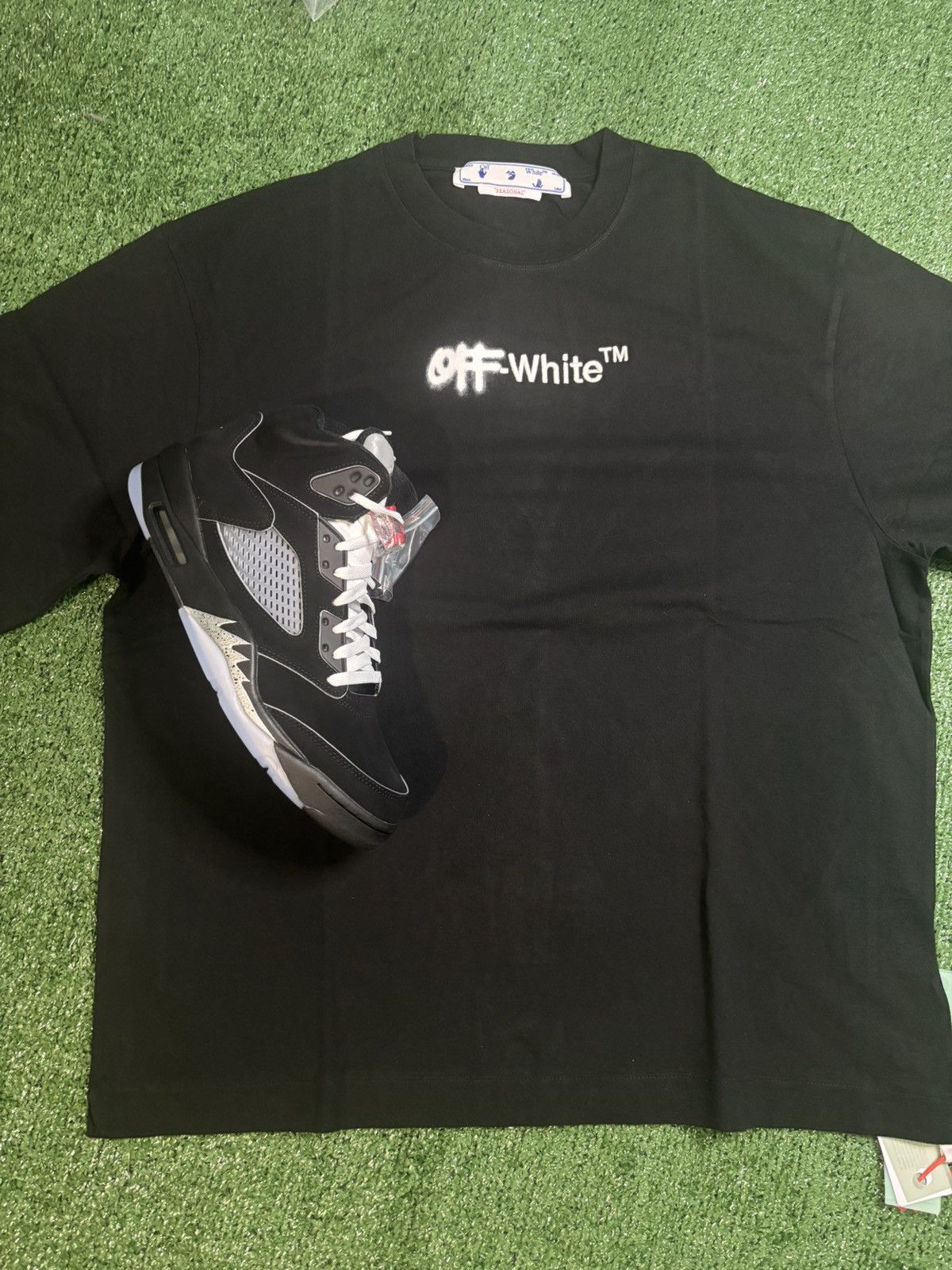 Off-White Off White Spray Helvetica Tee Size US M / EU 48-50 / 2 - 2 Thumbnail