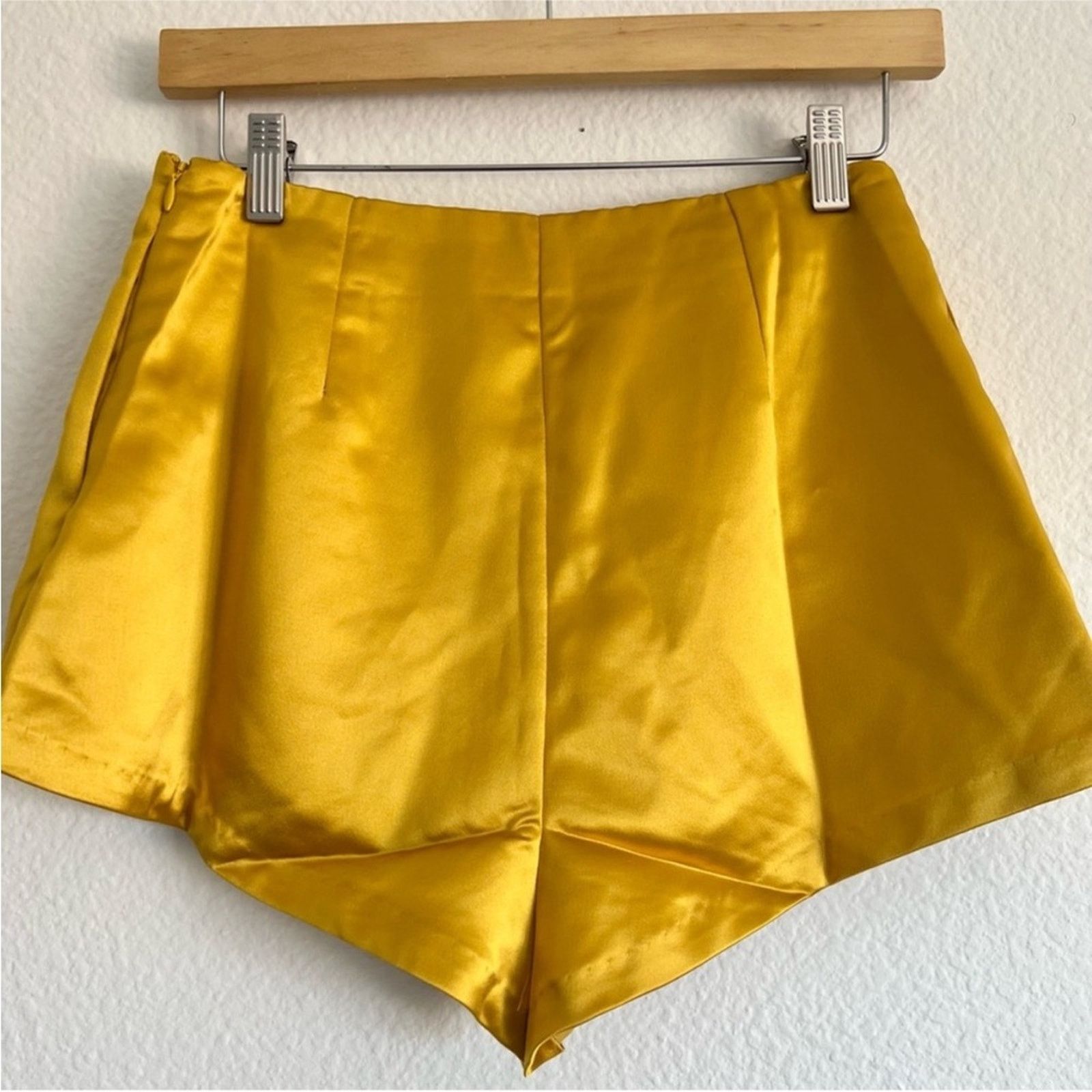 For Love & Lemons 178 NWT For Love and Lemons $125 High Waist Gold Shorts XS Size 25" / US 0 / IT 36 - 2 Thumbnail