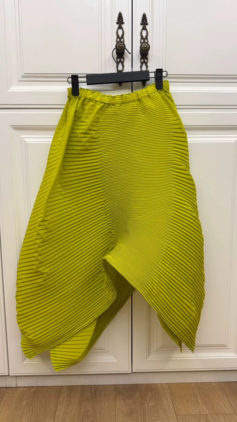 Other Issey Miyake size:2 A stunning half skirt in green with gr Size 31" - 2 Thumbnail