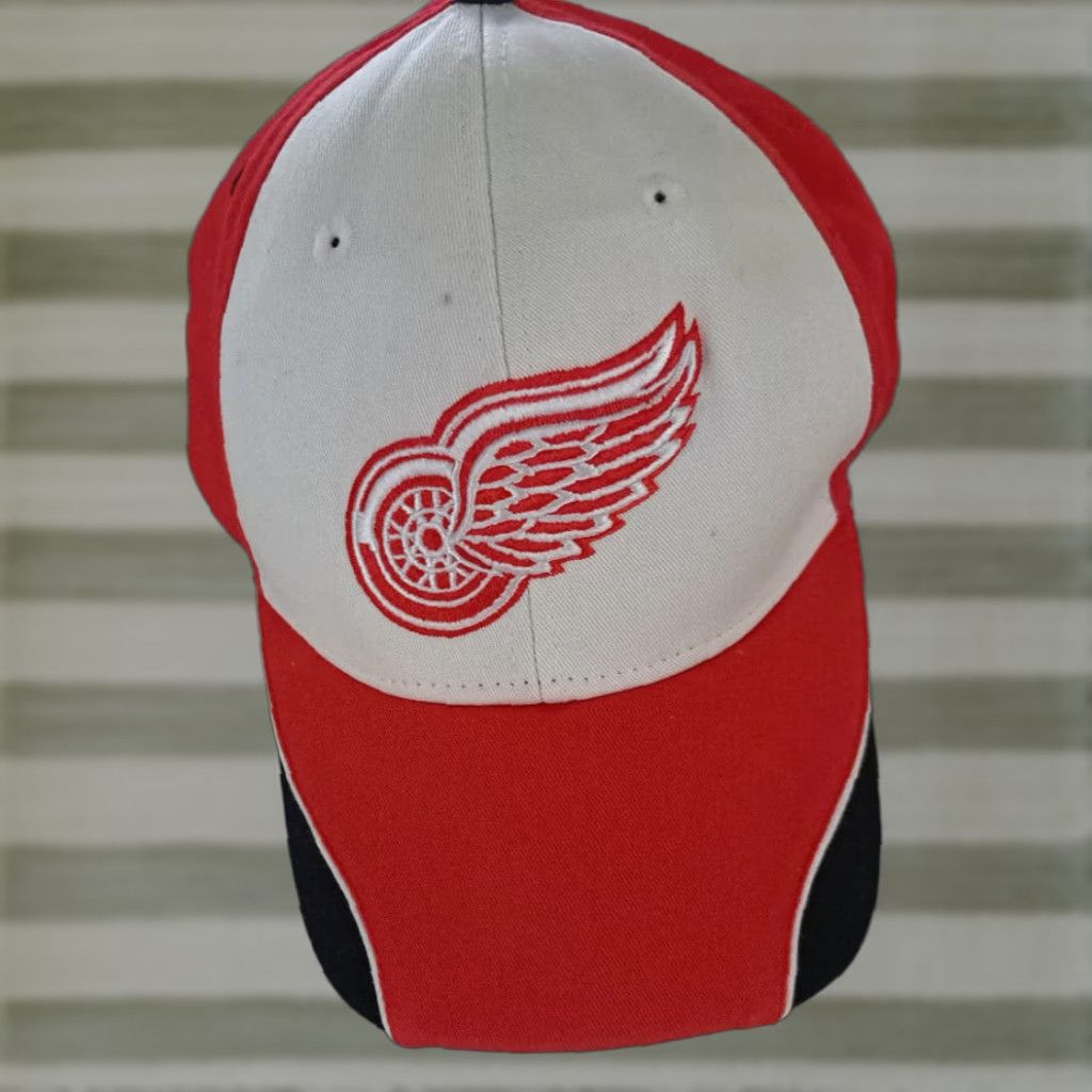 NHL **VINTAGE NHL Detroit Red Wings Adjustable Hockey Baseball Cap 90s** User: Vintage NHL Detroit Red Wings Adjustable Hockey Baseball Cap 90s Size ONE SIZE - 1 Thumbnail
