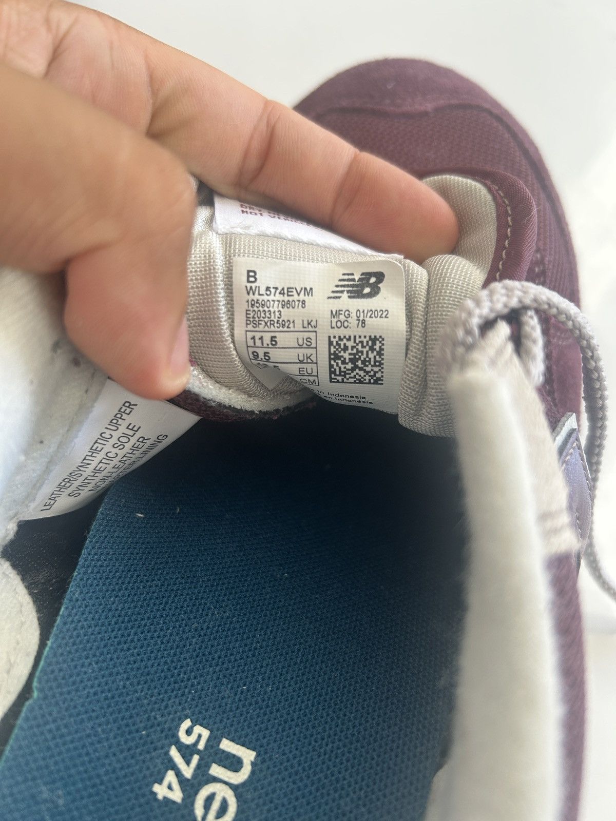 New Balance New Balance 574 Core Burgundy White Size US 10 / EU 43 - 6 Thumbnail