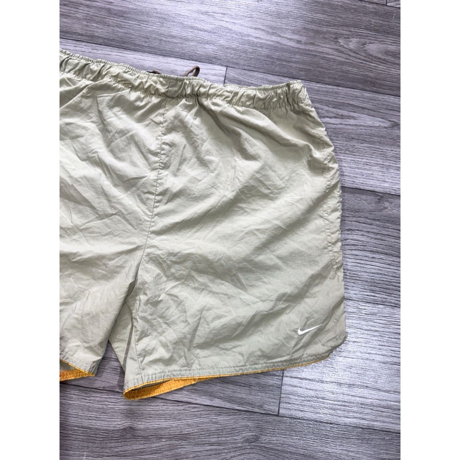 Nike VINTAGE Nike Mens Beige Shorts L Activewear 1990s Swoosh Size US 33 - 5 Thumbnail