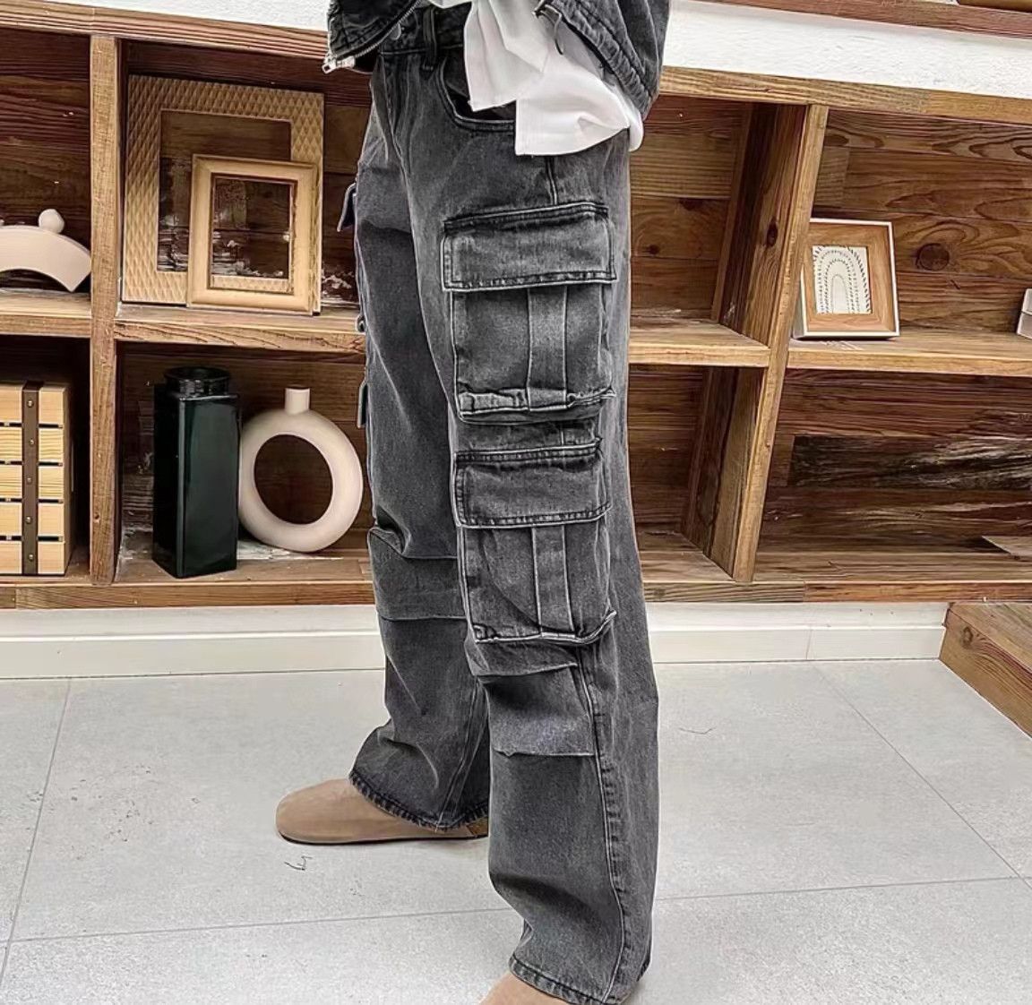 Pleated straight-leg jeans with multi-pocket design