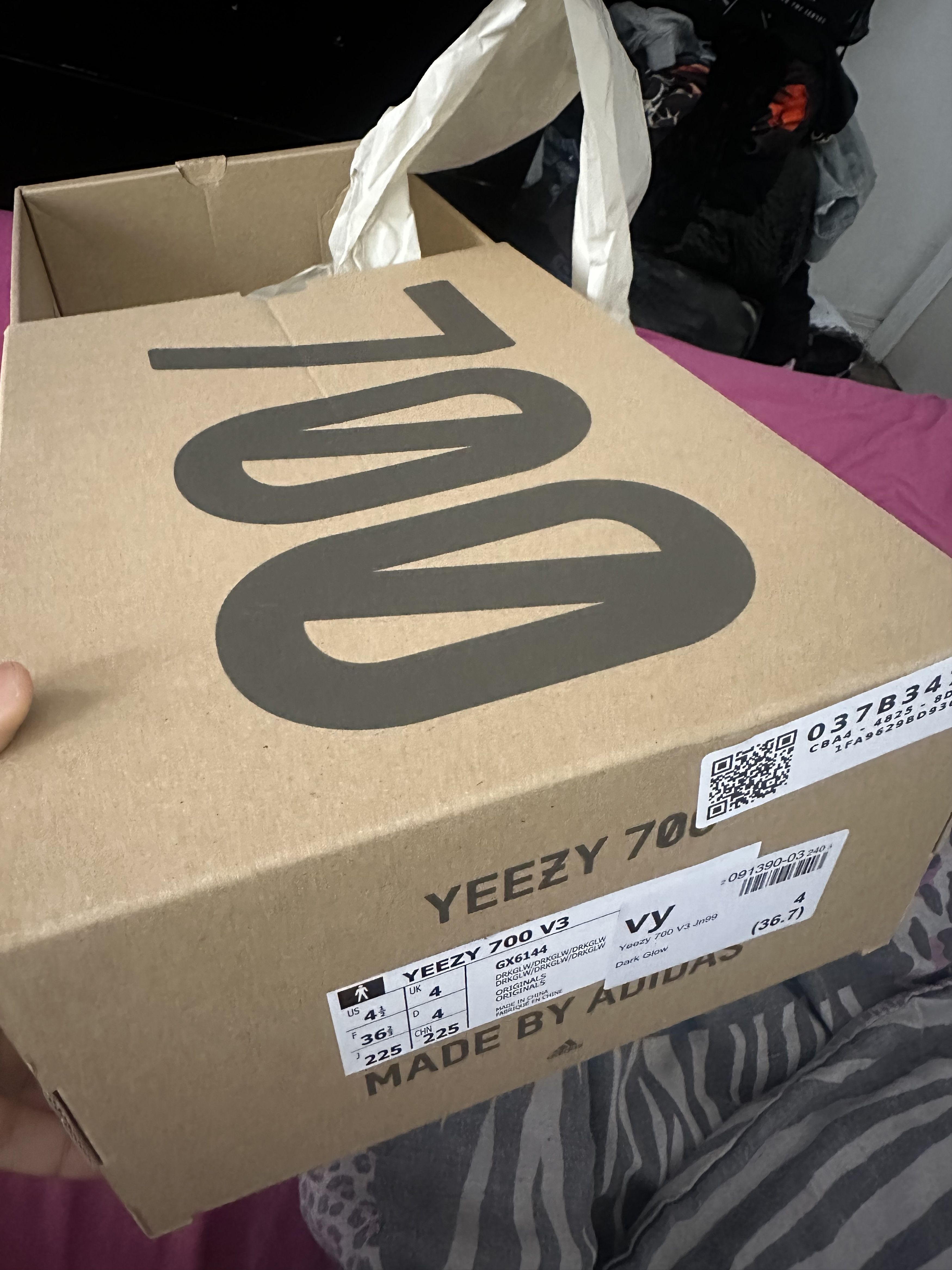 Adidas Adidas Yeezy 700 V3 (Brand new) Size US 5 / EU 37 - 3 Thumbnail