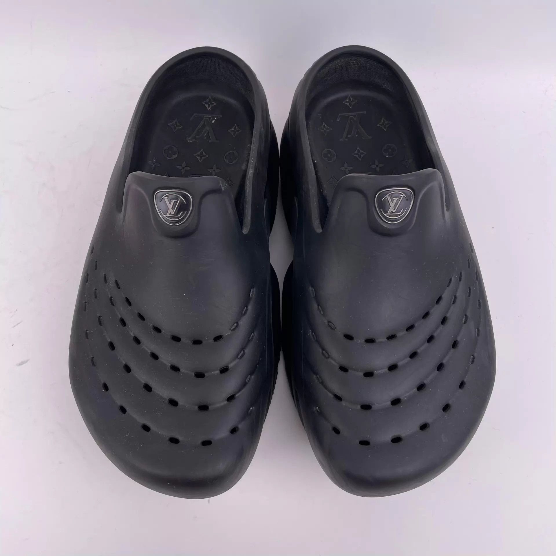 Louis Vuitton LV Black Slides US 7 Size US 7 / EU 40 - 1 Thumbnail