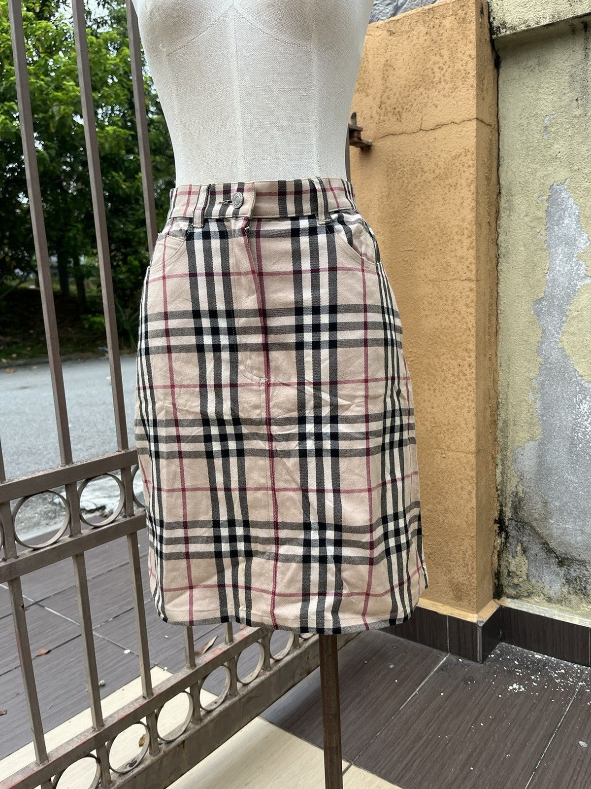 Burberry × Vintage Vintage Nova check mini skirt Size 28" / US 6 / IT 42 - 1 Thumbnail