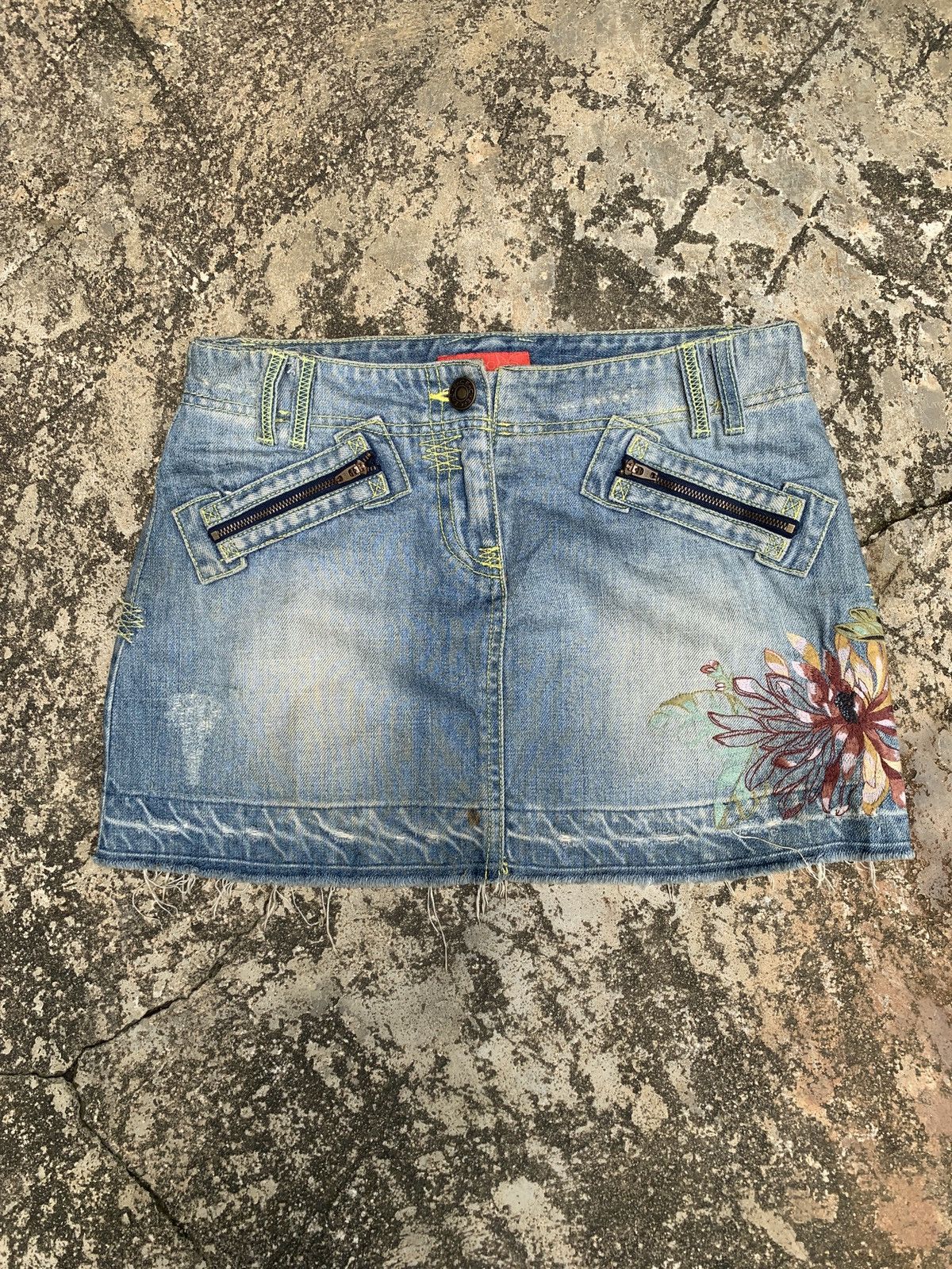 Japanese Brand y2k EnC Blue Ripped Flower Embroidery Mini Jeans Skirt Size 30" / US 8 / IT 44 - 3 Thumbnail