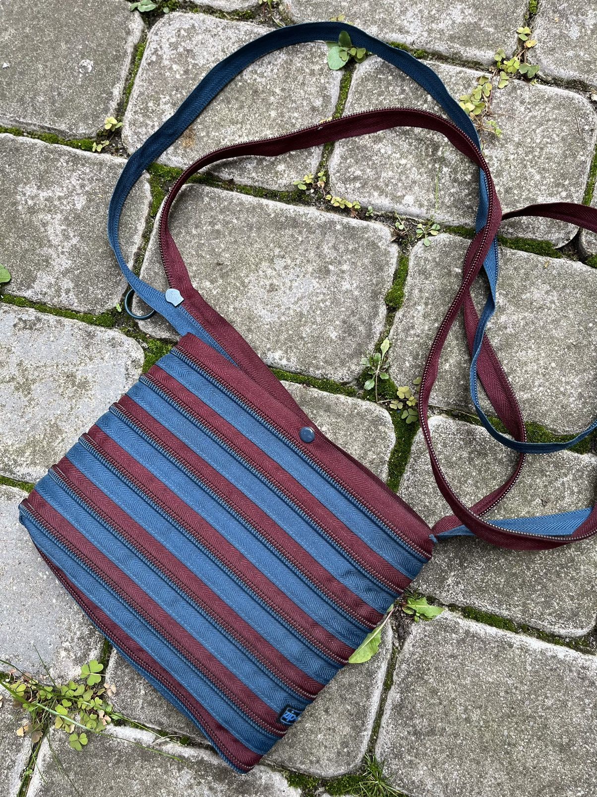 Vintage Zip It Crossbody Bag - Unique Zipper Design Size ONE SIZE - 7 Thumbnail