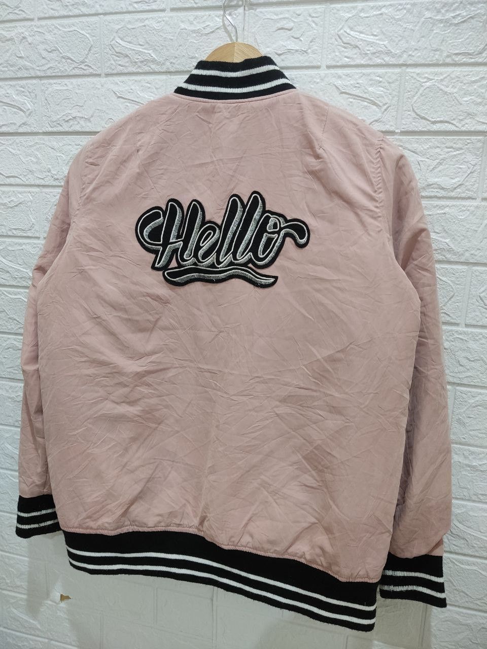 Forever 21 FOREVER 21 Hello Embroidered Graphic Bomber Jacket Size S / US 4 / IT 40 - 4 Thumbnail