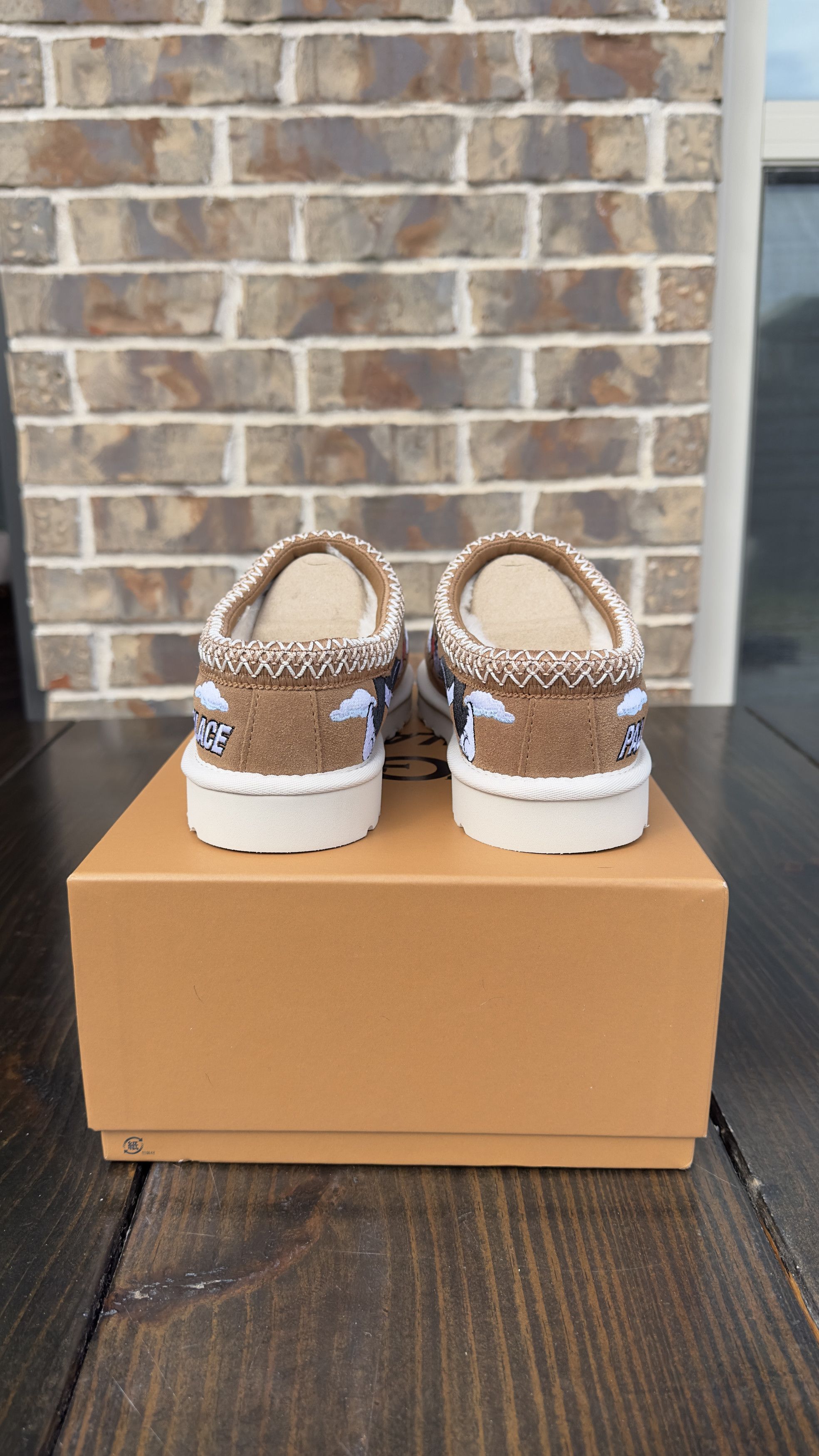 Palace × Ugg Ugg x Palace x Looney Tunes Tasman Slippers size 9 Size US 9 / EU 42 - 4 Thumbnail