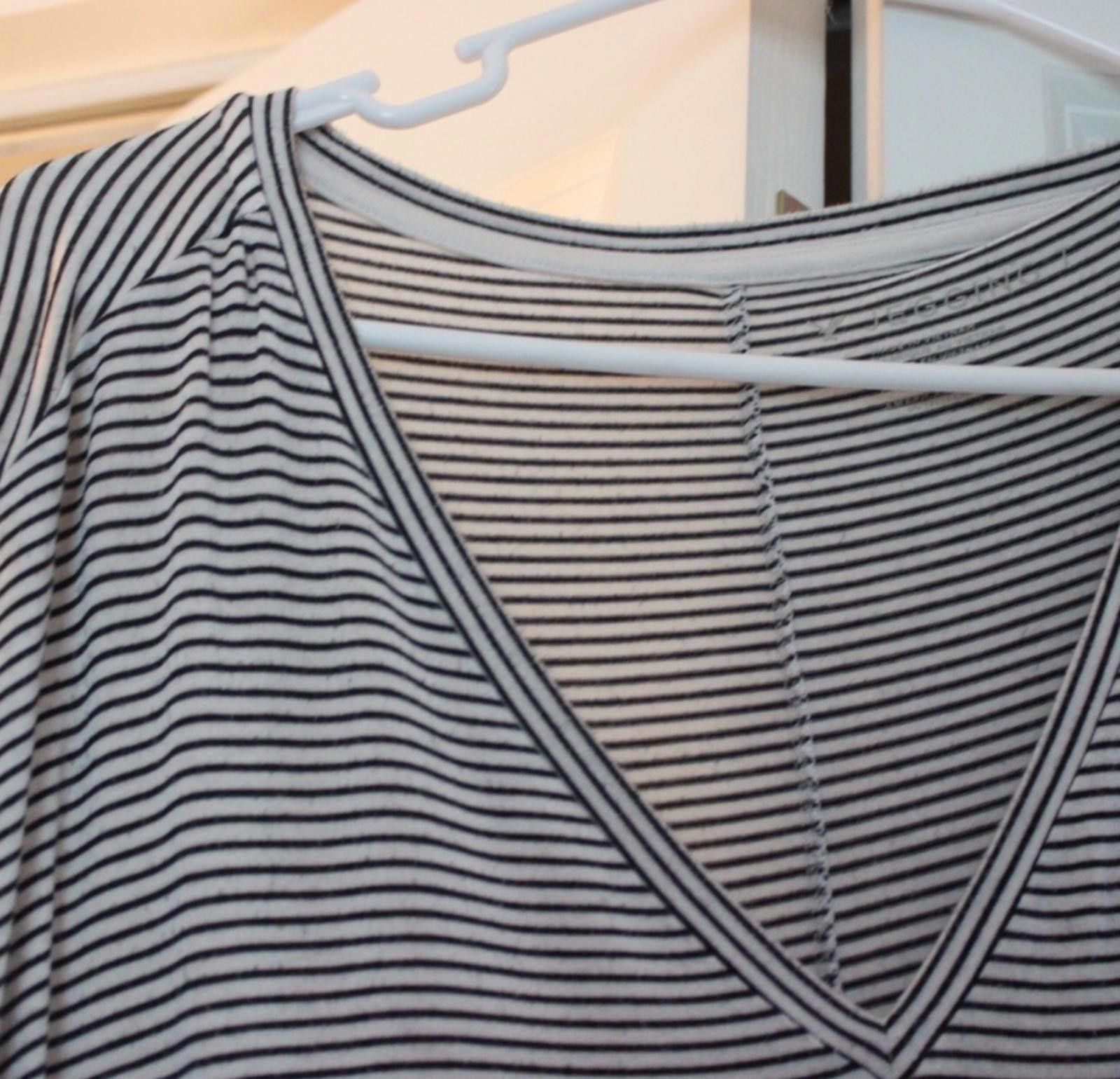 American Eagle Outfitters American Eagle Jegging Black & White Striped V-Neck Shirt M Size M / US 6-8 / IT 42-44 - 3 Thumbnail