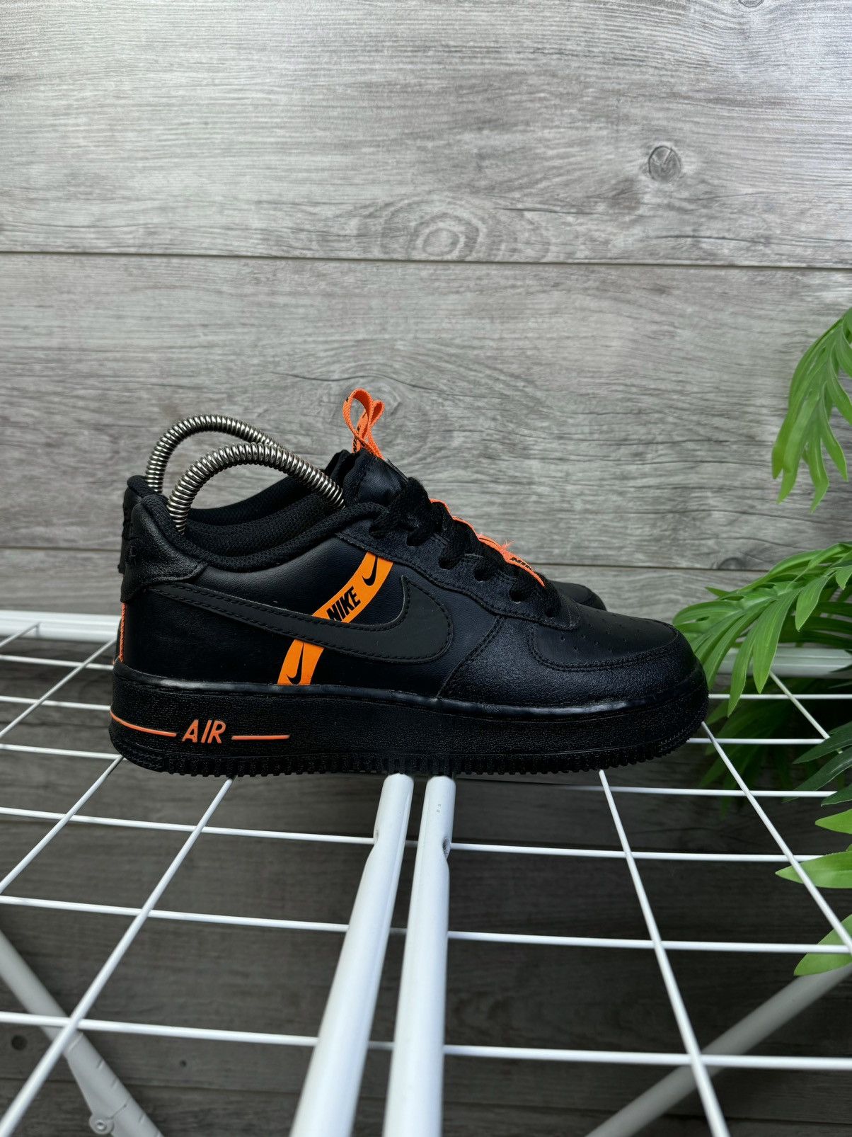 Nike NIKE AIR FORCE 1 LOW LV8 WORLDWIDE BLACK ORANGE СТ4683-001 Size US 8 / IT 38 - 4 Thumbnail