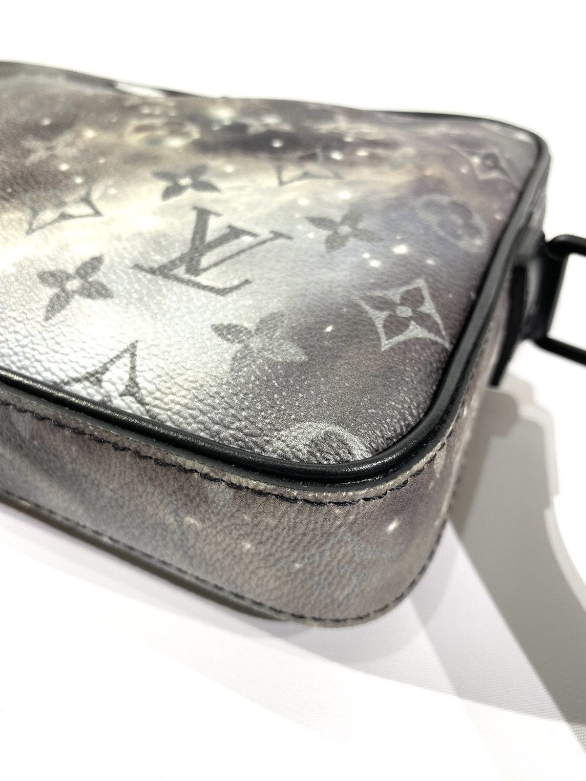 Louis Vuitton Louis Vuitton Galaxy Alpha Messenger Shoulder Bag Size ONE SIZE - 5 Thumbnail