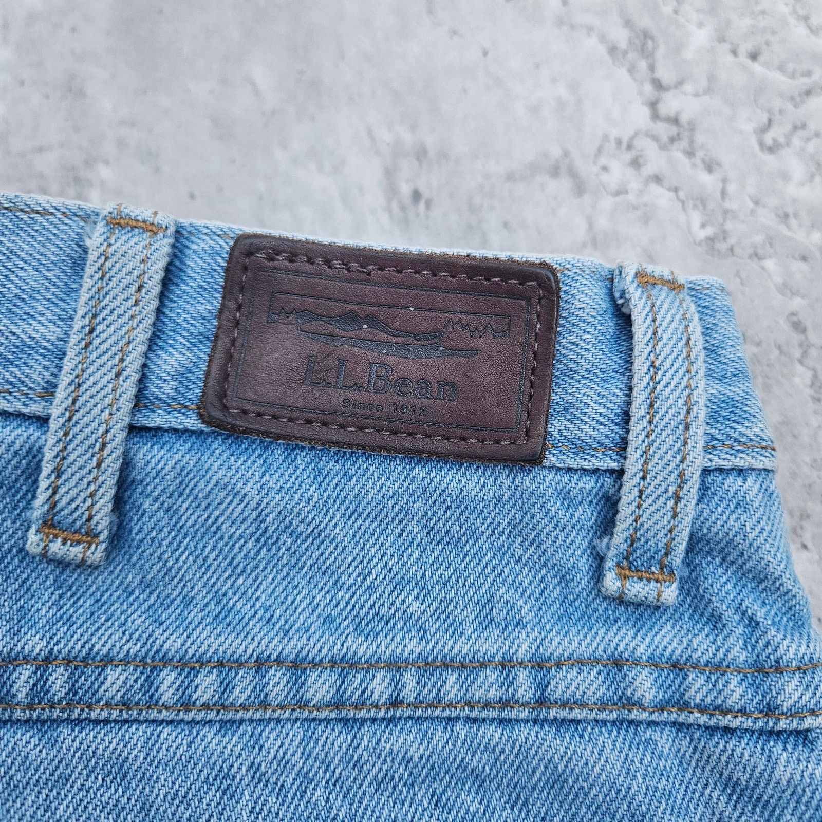 L.L. Bean VINTAGE MENS L. L. BEAN NATURAL FIT BLUE JEANS SIZE 35 X 34 Size US 35 - 2 Thumbnail
