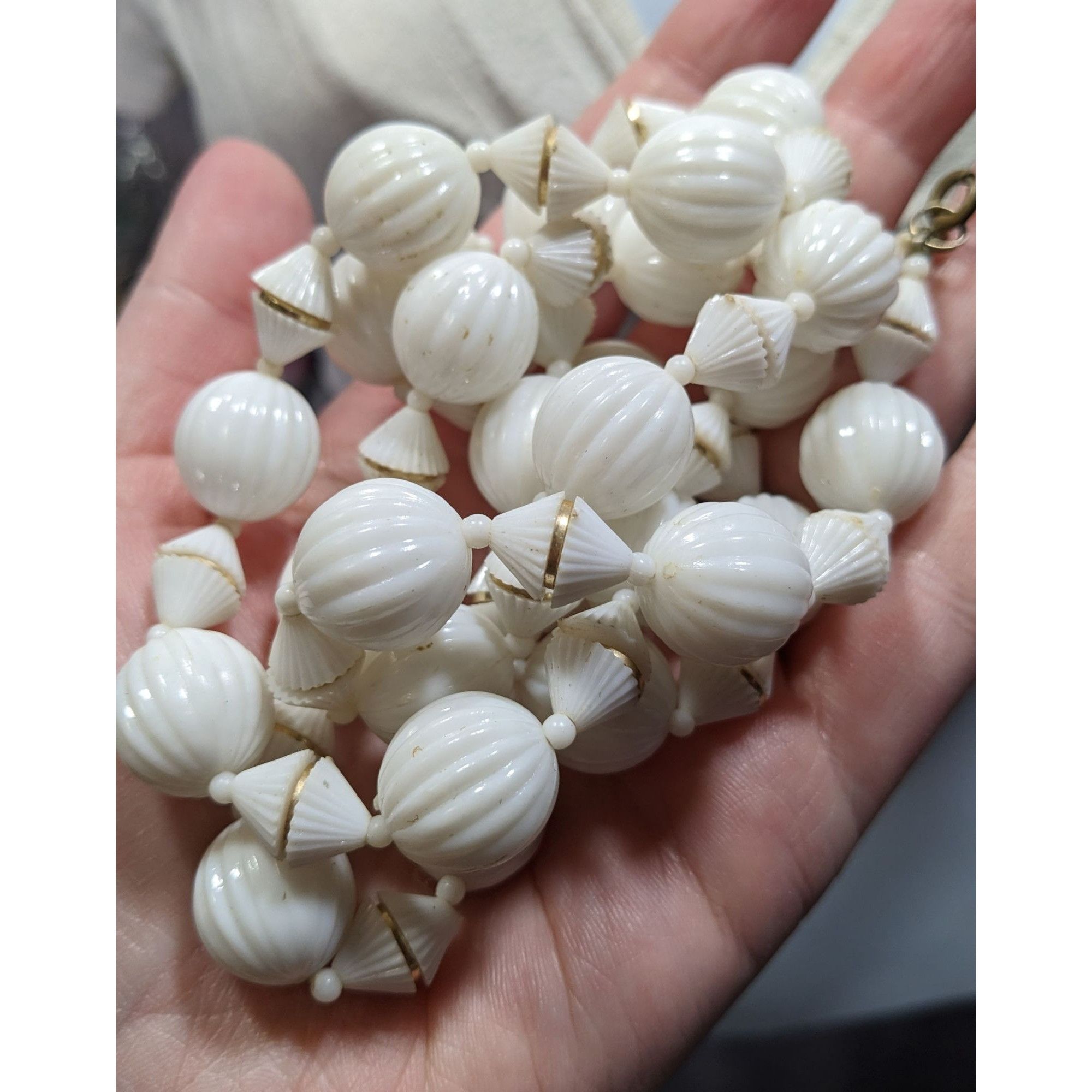 Other Vintage Retro White Beaded Necklace With Gold Accents Size ONE SIZE - 5 Thumbnail
