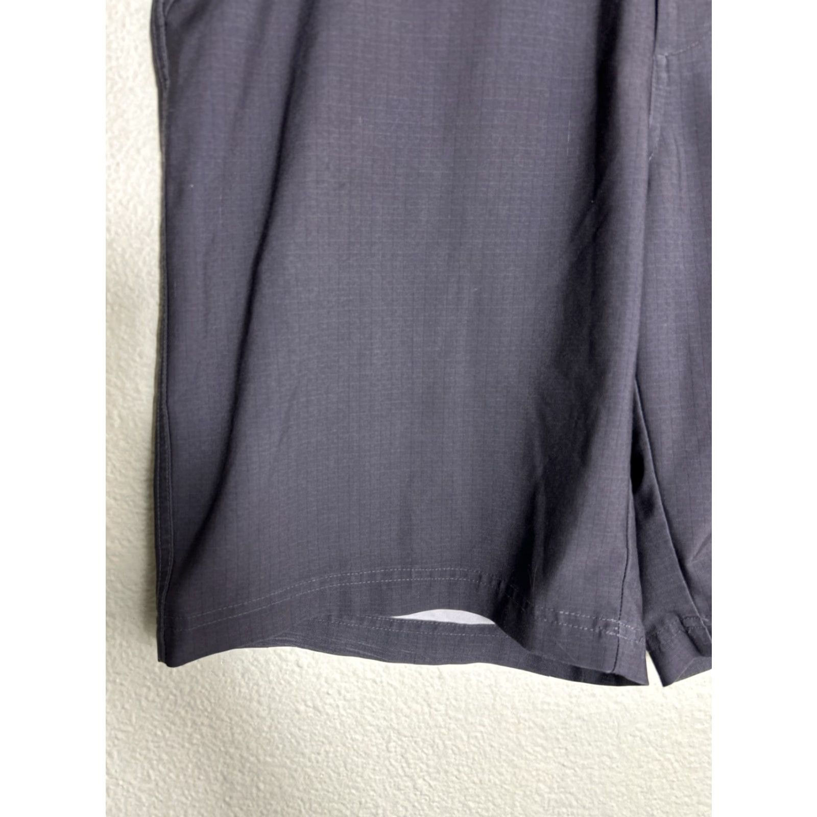 Vintage Bollé Tech Gray Flat Front Performance Shorts Men 40x10 Black/Gray Polyester Spandex Casual Golf Outdoor 10in Inseam Mens Size US 40 / EU 56 - 2 Thumbnail