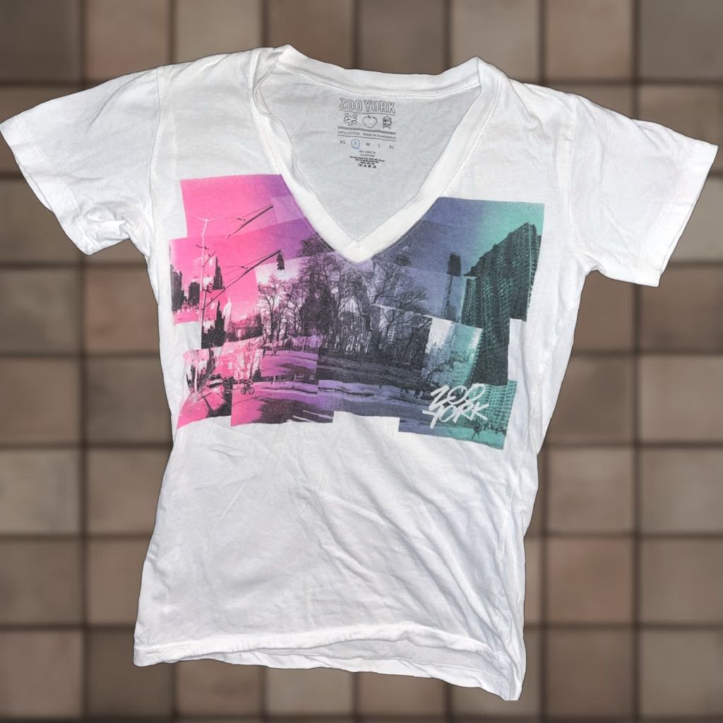 Zoo York VINTAGE Zoo York Women's T-Shirt Small City Collage Pink Blue V Neck Casual All Seasons Size S / US 4 / IT 40 - 1 Thumbnail