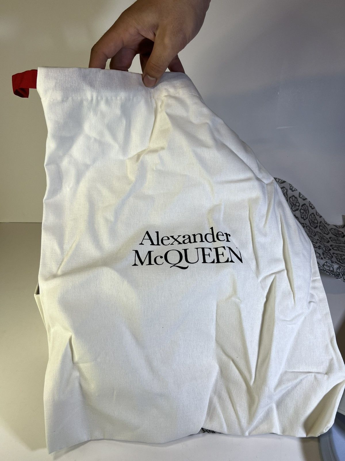 Alexander McQueen Alexander McQueen men's logo-embossed rubber pool slides Size US 12 / EU 45 - 11 Thumbnail
