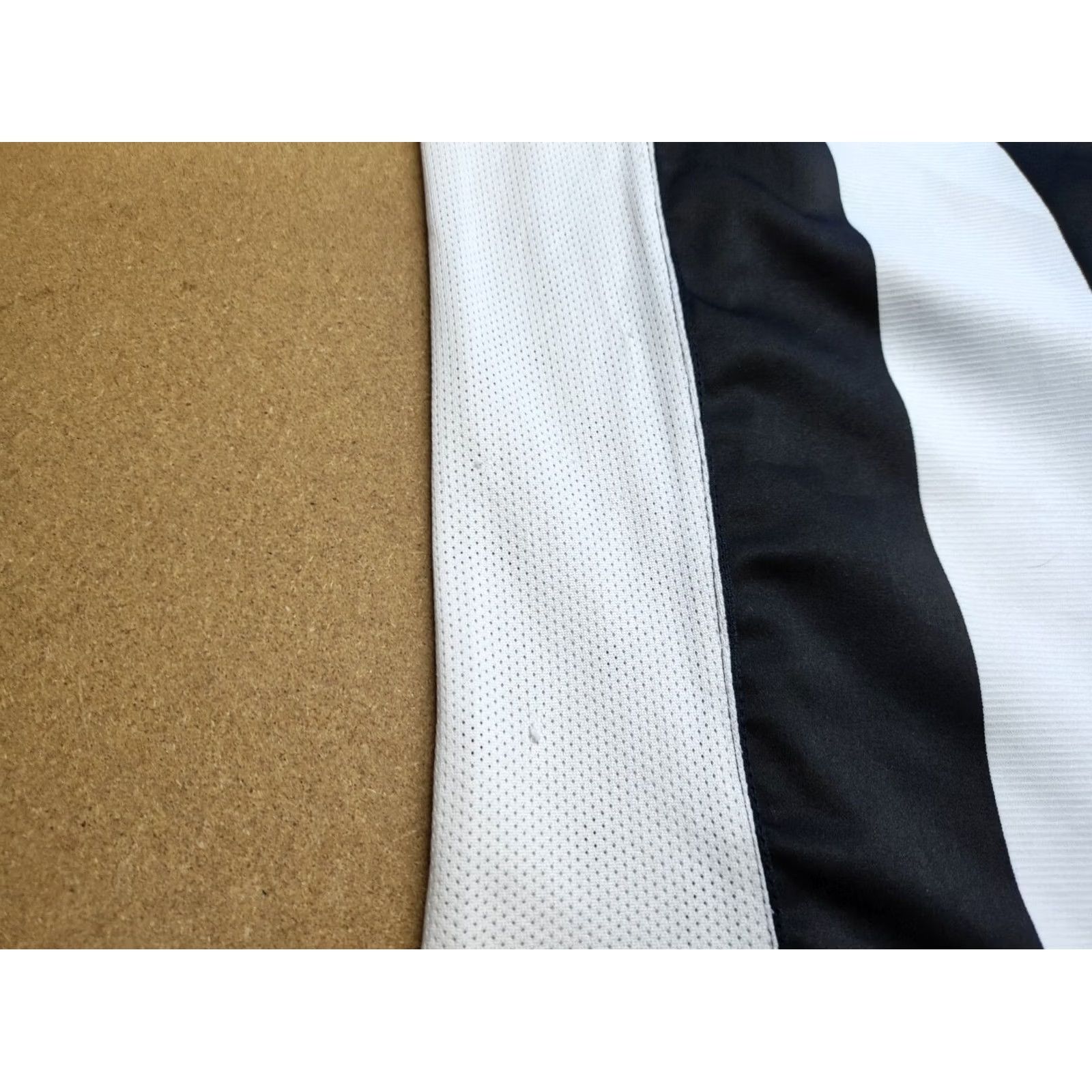 Nike Juventus 2004 2005 Home Mens Football Jersey Nike Shirt M Multicolor Short Sleeve Jersey Size US M / EU 48-50 / 2 - 3 Thumbnail