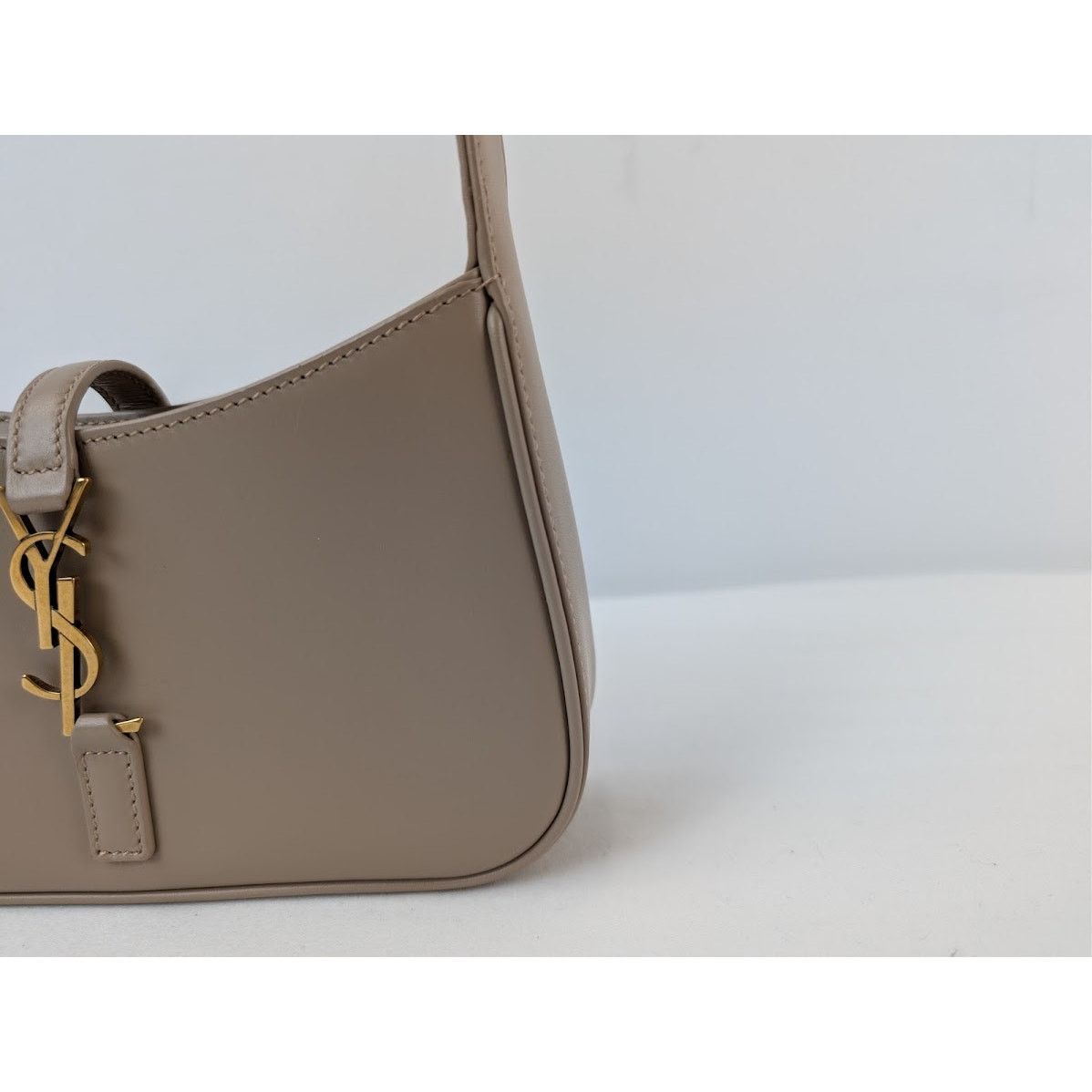 Saint Laurent Paris o1rshd1 Size: OS / Queens Calf Leather YSL M Mini Hobo Bag Size ONE SIZE - 5 Thumbnail