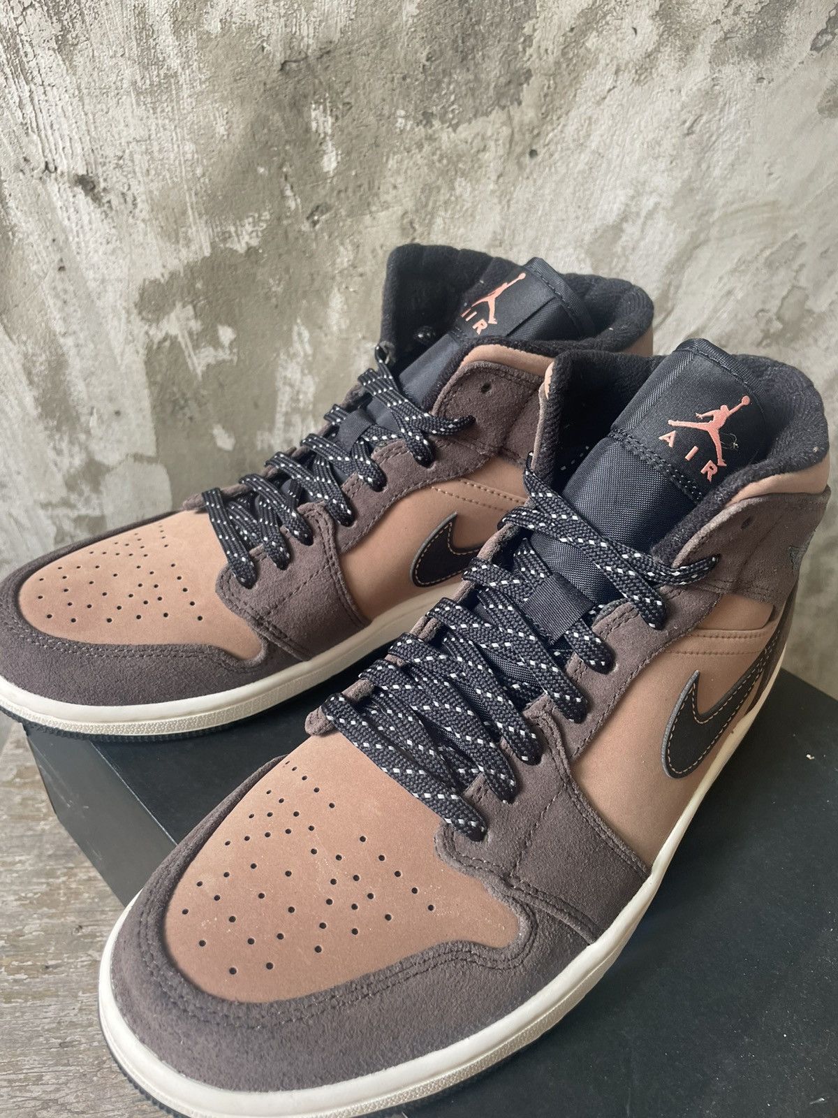 Nike Nike AJ 1 Mid Top Sneakers BNIB Size US 8.5 / EU 41-42 - 2 Thumbnail