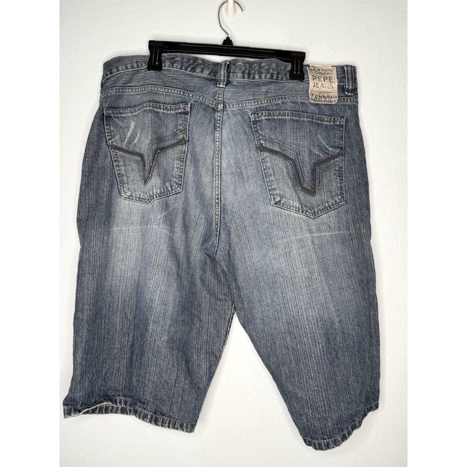 Pepe Jeans VINTAGE Pepe Jeans London Jeans Shorts Mens 42 Blue Denim Bermuda 90s Hip Hop Grunge Distressed Regular Inseam 14 in Boys? Size US 42 / EU 58 - 2 Thumbnail