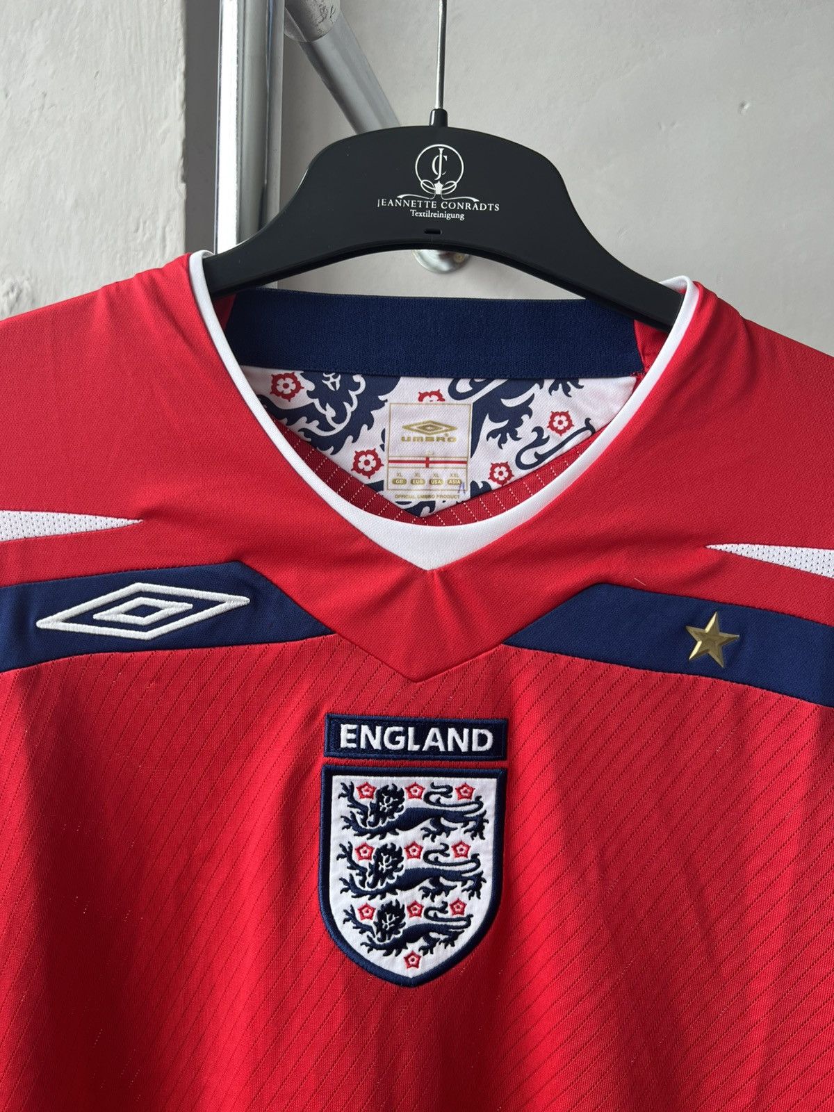 Umbro 2008/10 ENGLAND TEAM AWAY SOCCER JERSEY FOOTBALL SHIRT XL Size US XL / EU 56 / 4 - 5 Thumbnail
