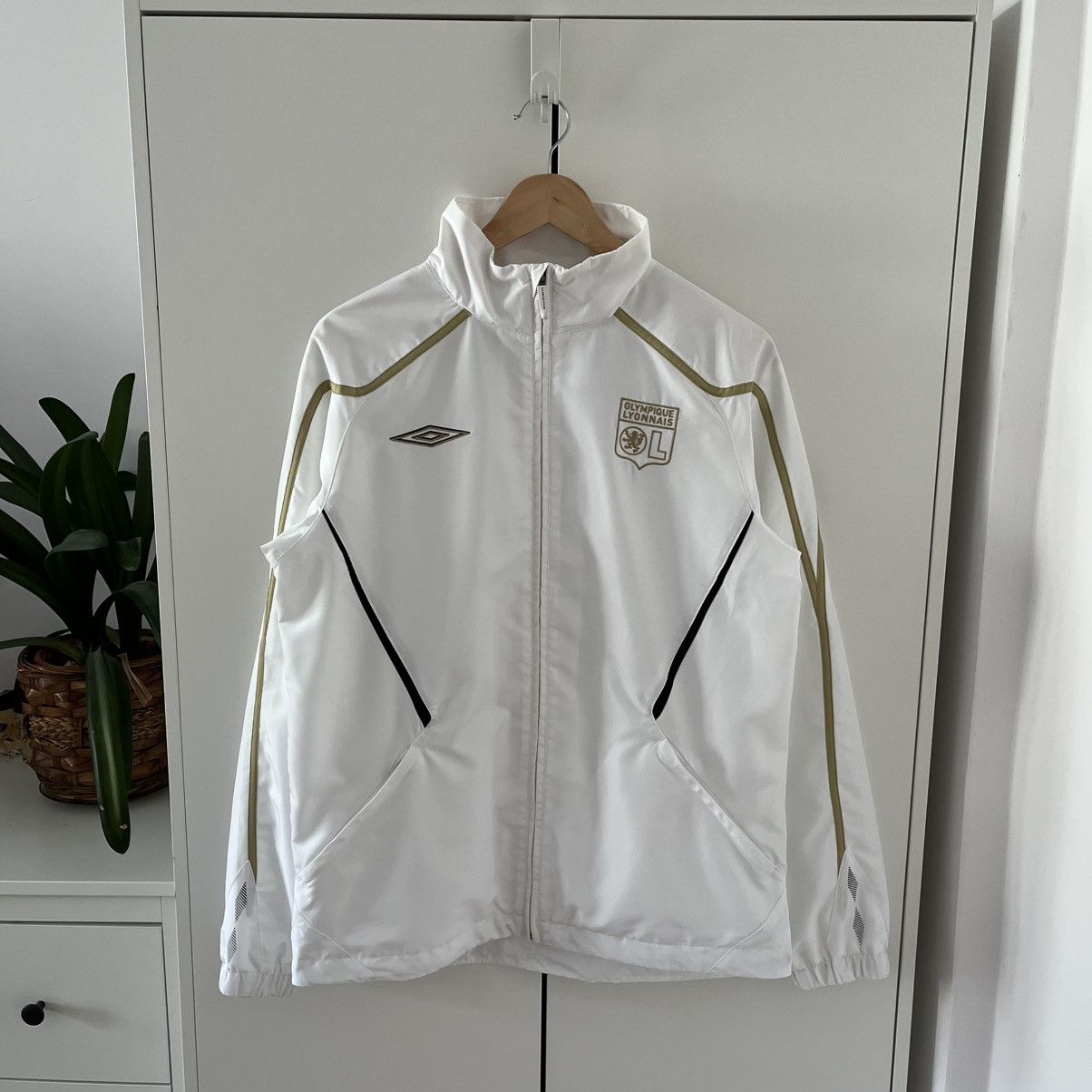 Umbro Vintage Umbro Olympique Lyonnaise White Football Zip Jacket Size US S / EU 44-46 / 1 - 1 Thumbnail
