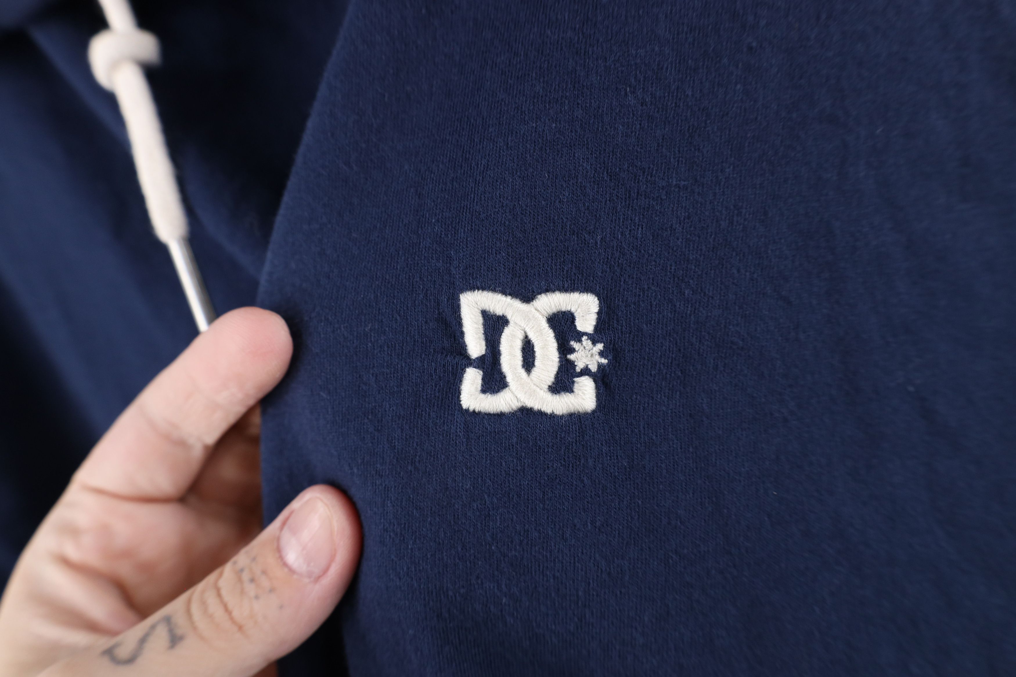 Vintage Vintage DC Shoes Skateboarding Block Lightweight Hoodie Size US L / EU 52-54 / 3 - 4 Thumbnail